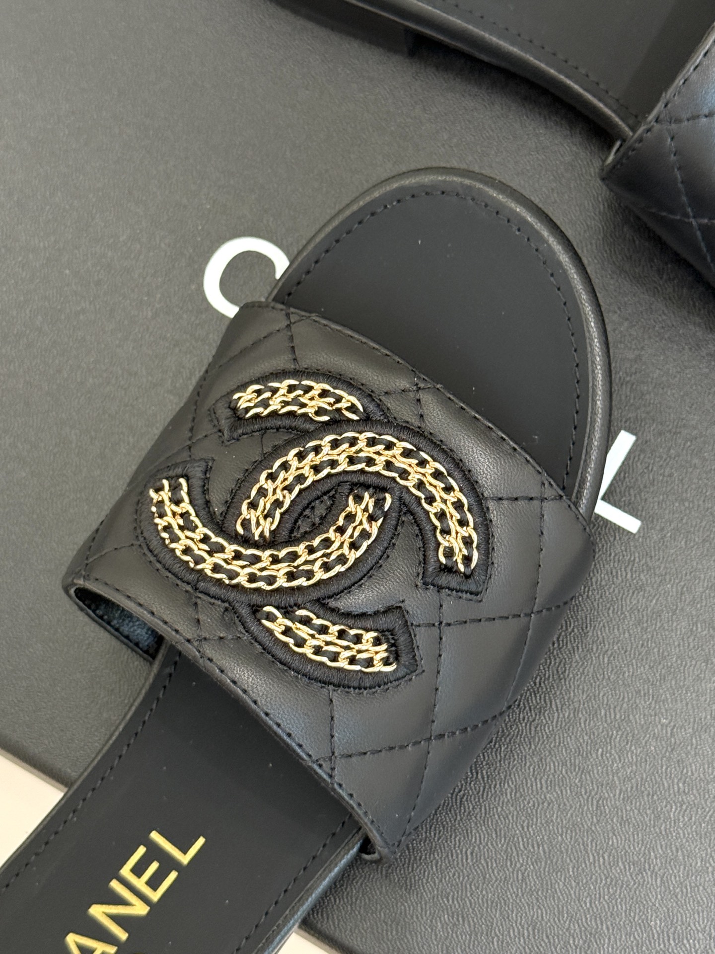 
CHANE*｜小香25。春夏新品
针织链条大双C拖鞋
以独特的针织鞋面打破常规
经典链条大双C标志 太