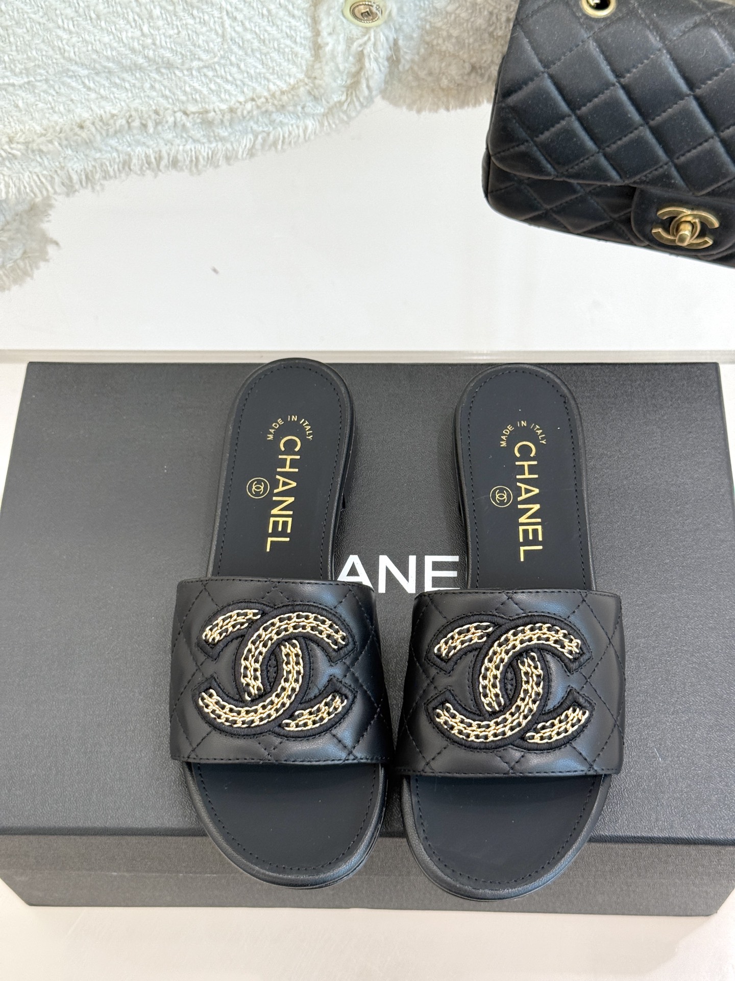 
CHANE*｜小香25。春夏新品
针织链条大双C拖鞋
以独特的针织鞋面打破常规
经典链条大双C标志 太