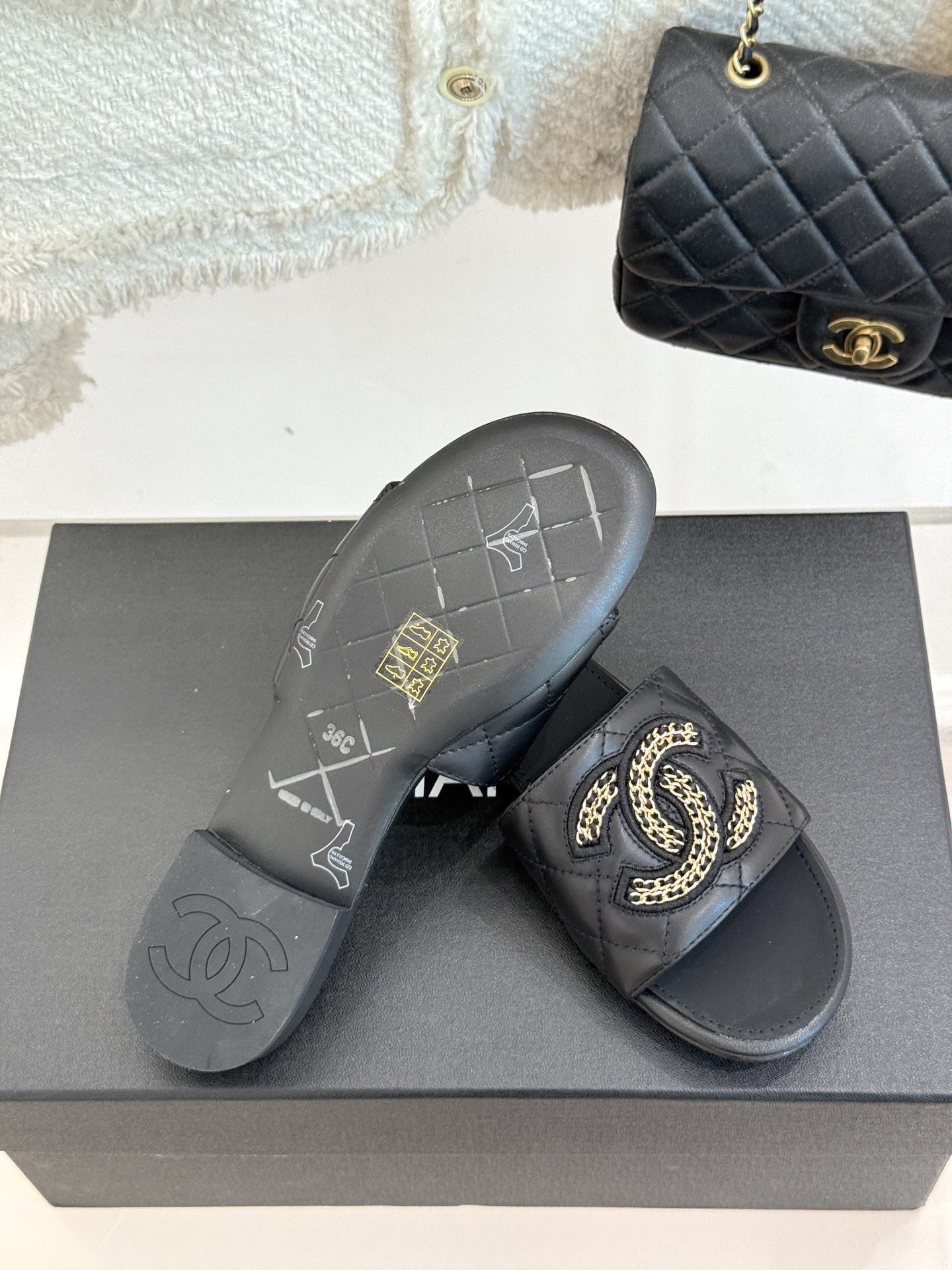 
CHANE*｜小香25。春夏新品
针织链条大双C拖鞋
以独特的针织鞋面打破常规
经典链条大双C标志 太