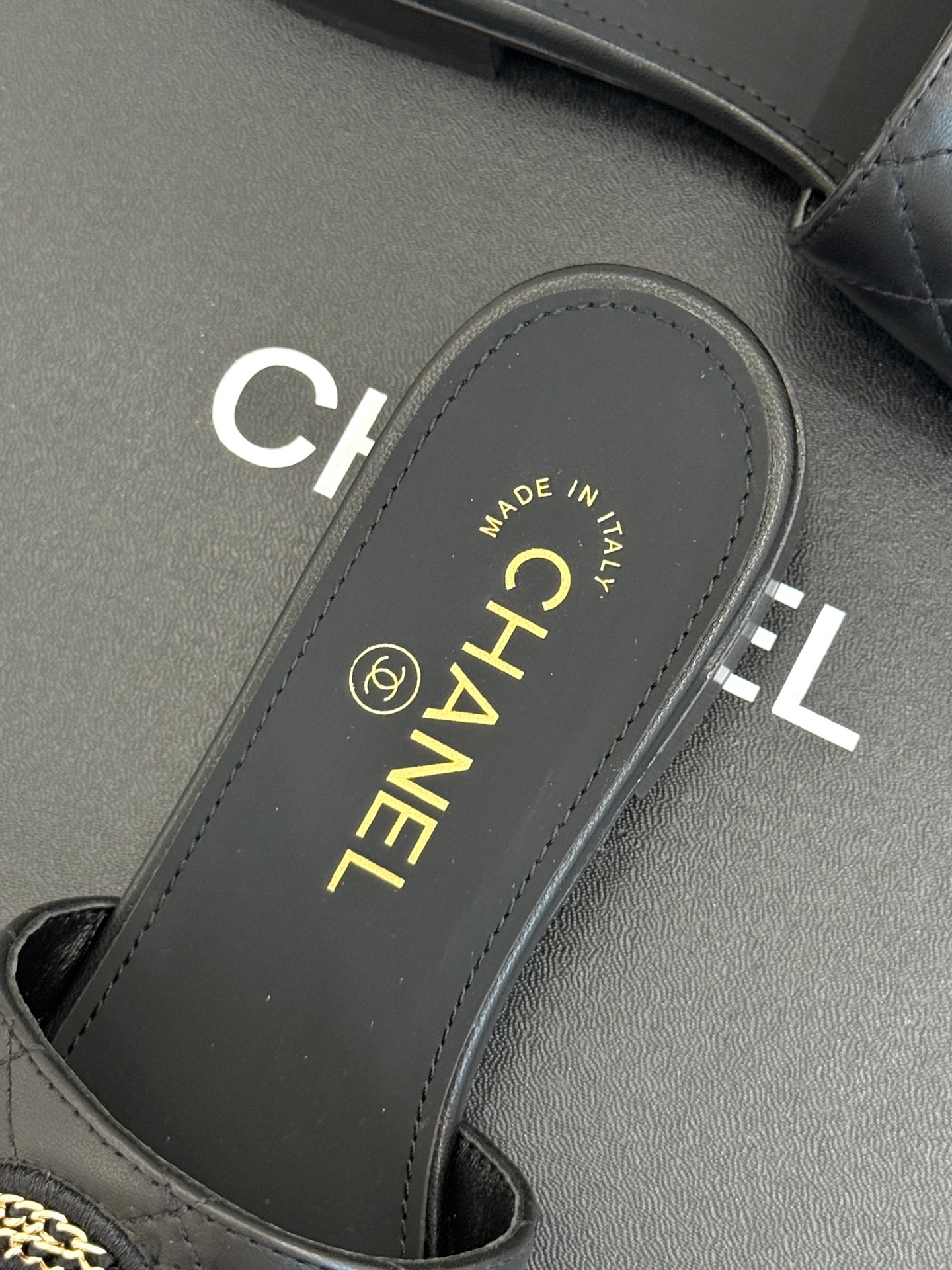 
CHANE*｜小香25。春夏新品
针织链条大双C拖鞋
以独特的针织鞋面打破常规
经典链条大双C标志 太