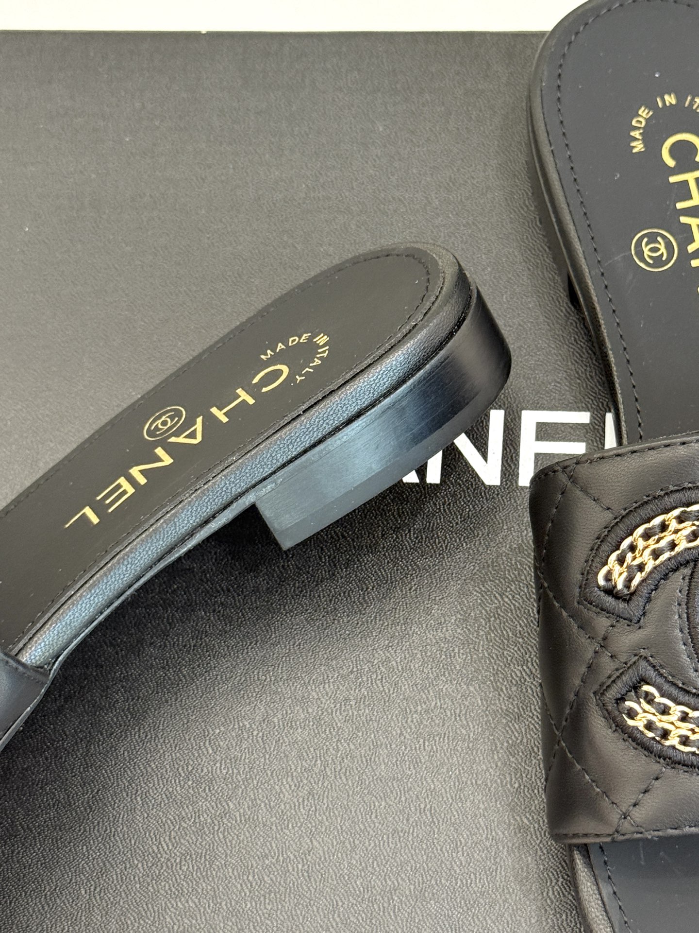 
CHANE*｜小香25。春夏新品
针织链条大双C拖鞋
以独特的针织鞋面打破常规
经典链条大双C标志 太