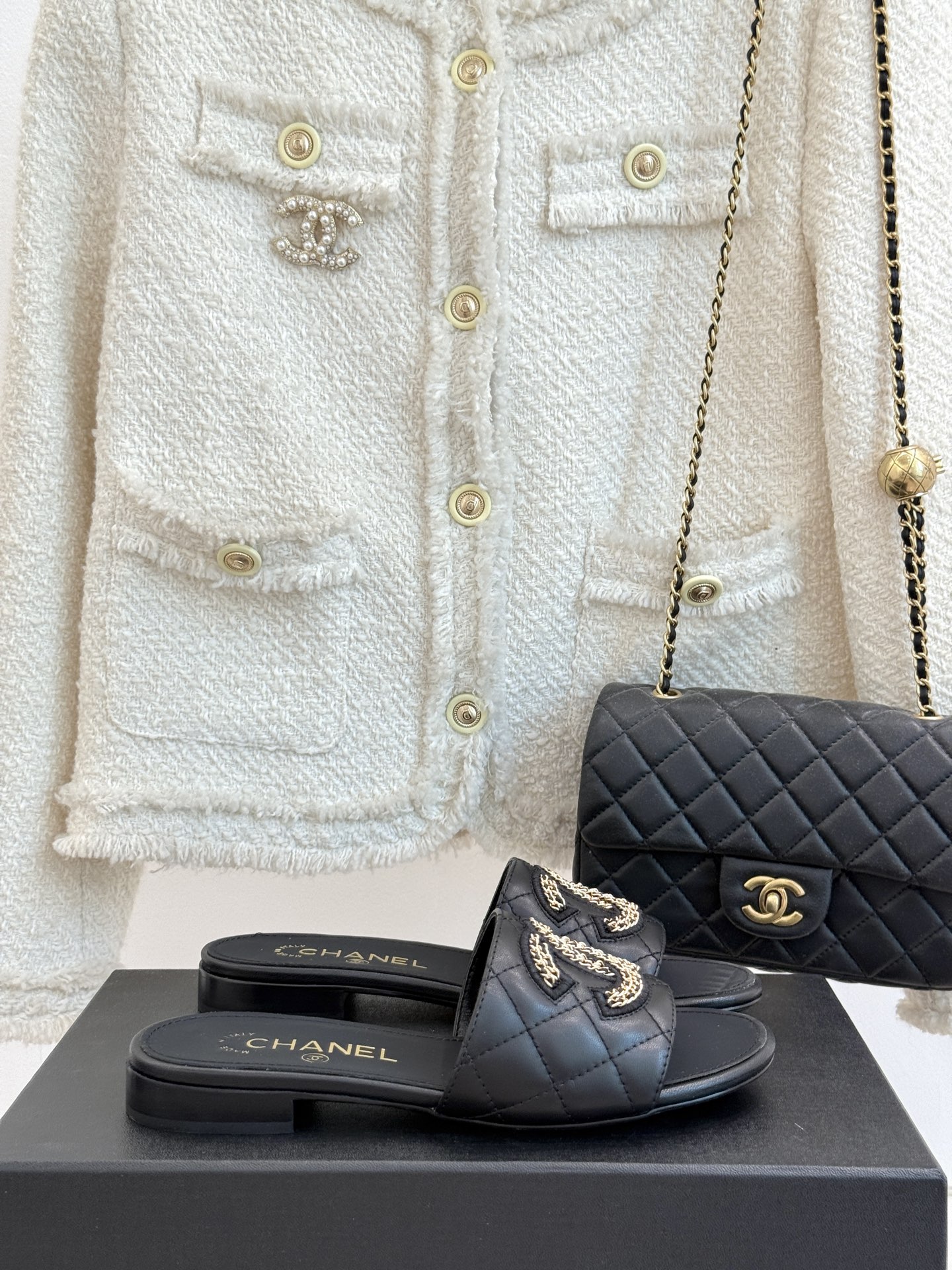 
CHANE*｜小香25。春夏新品
针织链条大双C拖鞋
以独特的针织鞋面打破常规
经典链条大双C标志 太