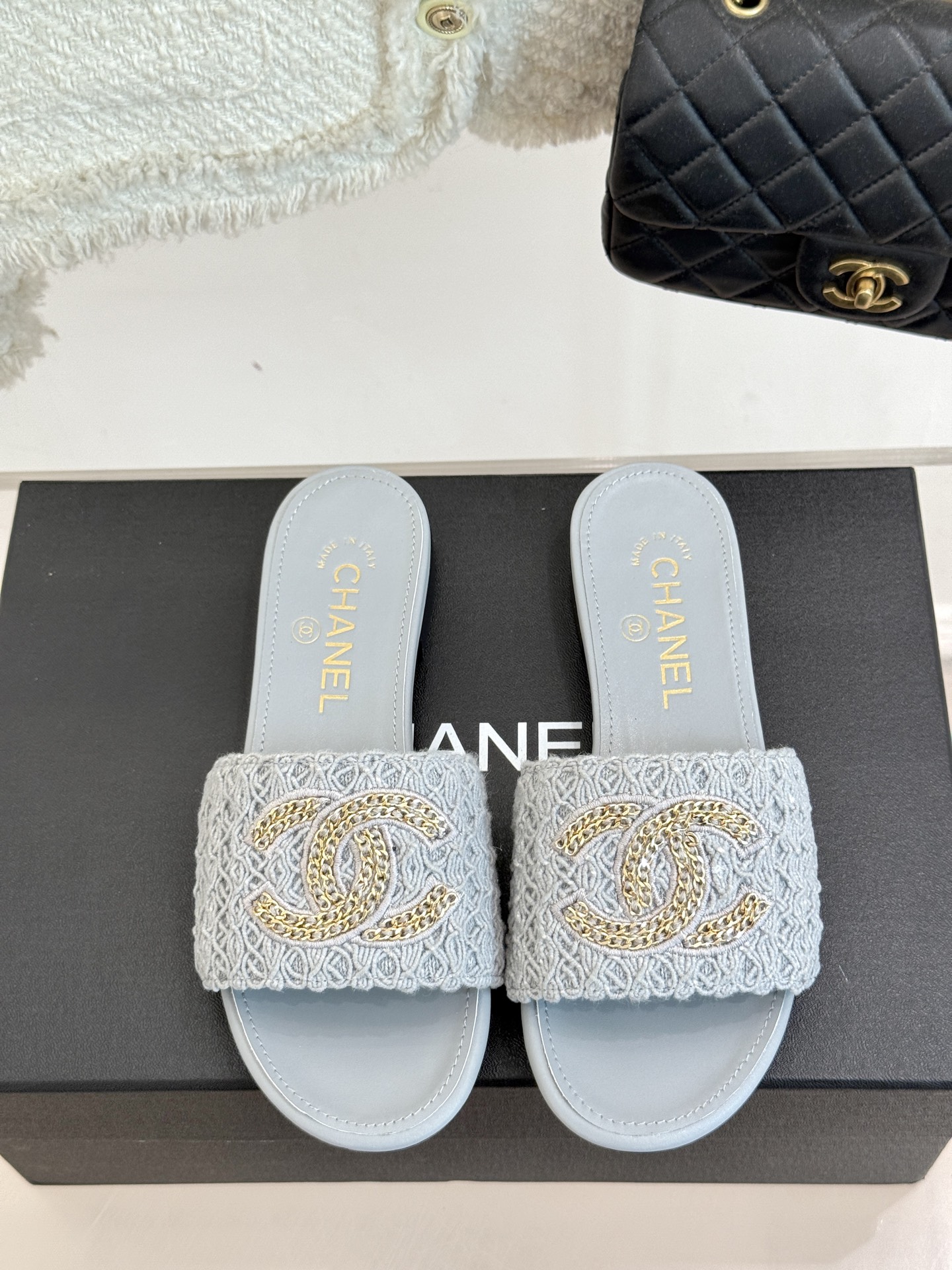 
CHANE*｜小香25。春夏新品
针织链条大双C拖鞋
以独特的针织鞋面打破常规
经典链条大双C标志 太