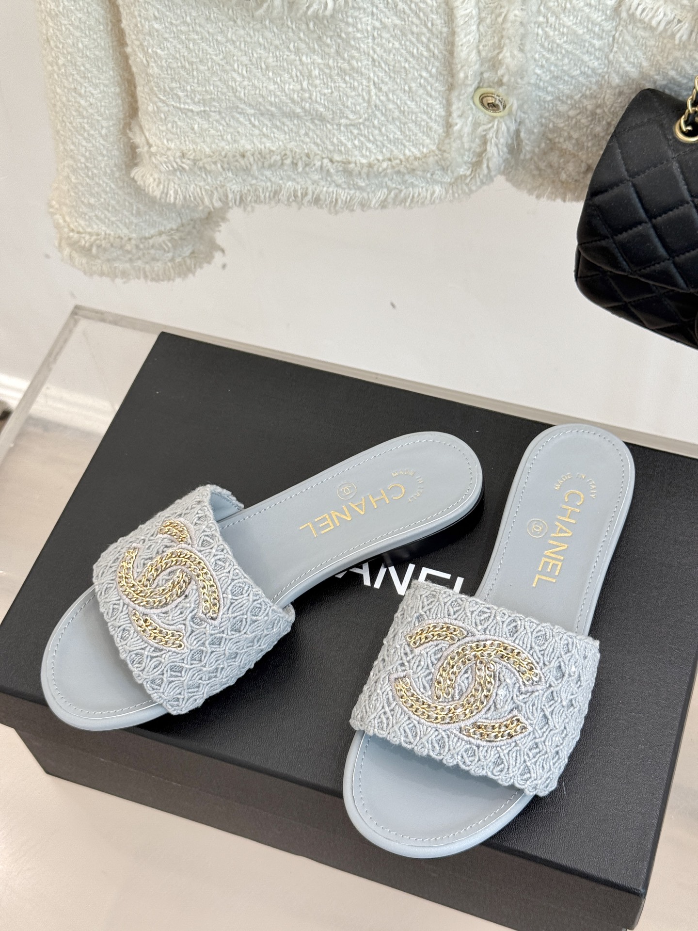 
CHANE*｜小香25。春夏新品
针织链条大双C拖鞋
以独特的针织鞋面打破常规
经典链条大双C标志 太