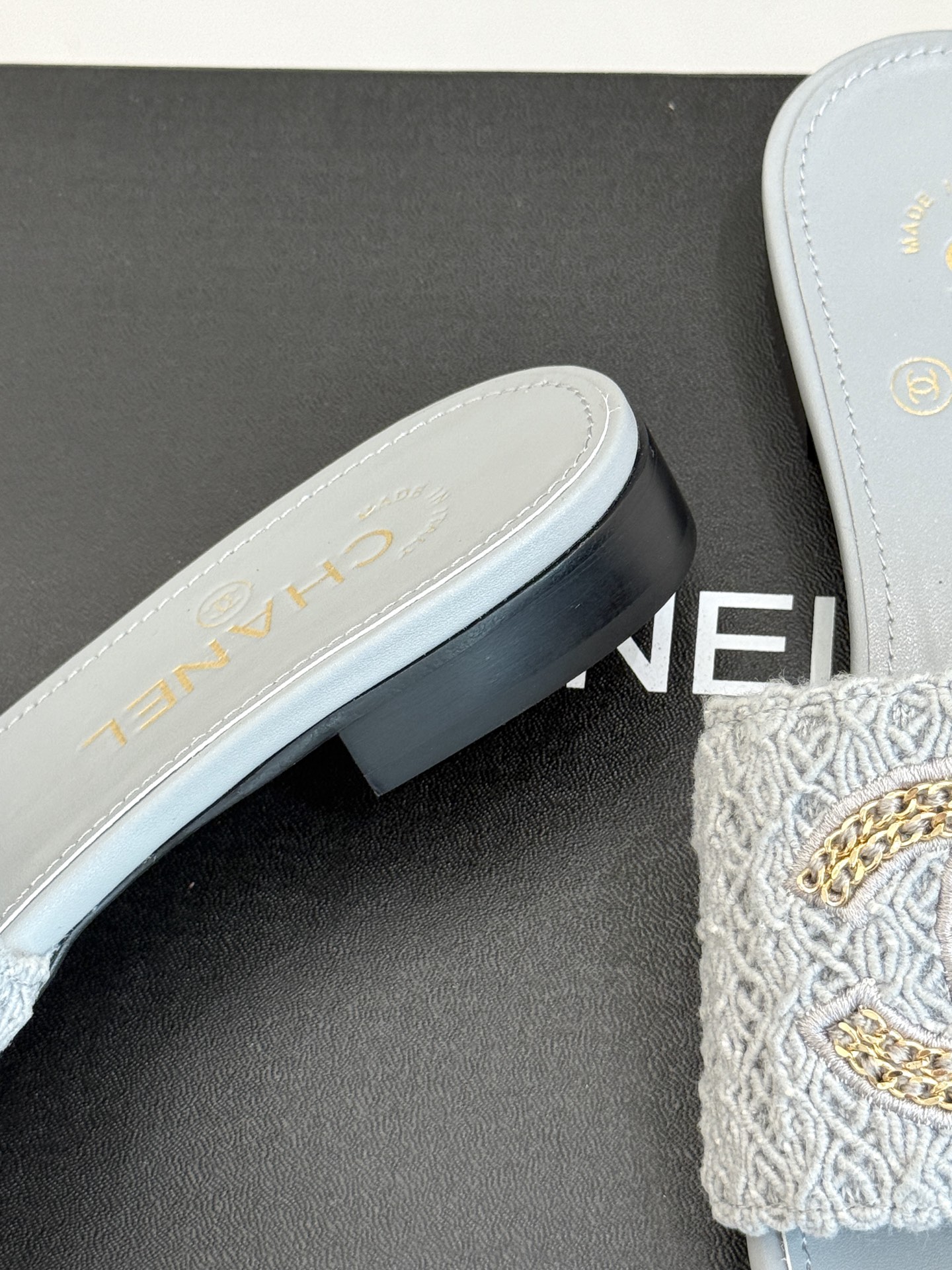 
CHANE*｜小香25。春夏新品
针织链条大双C拖鞋
以独特的针织鞋面打破常规
经典链条大双C标志 太