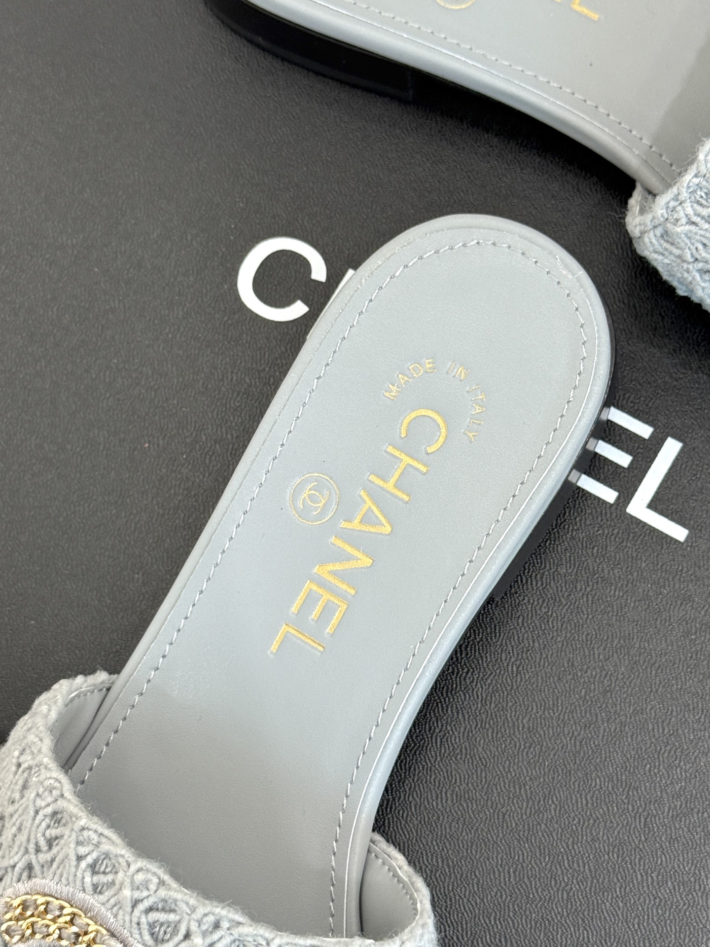 
CHANE*｜小香25。春夏新品
针织链条大双C拖鞋
以独特的针织鞋面打破常规
经典链条大双C标志 太