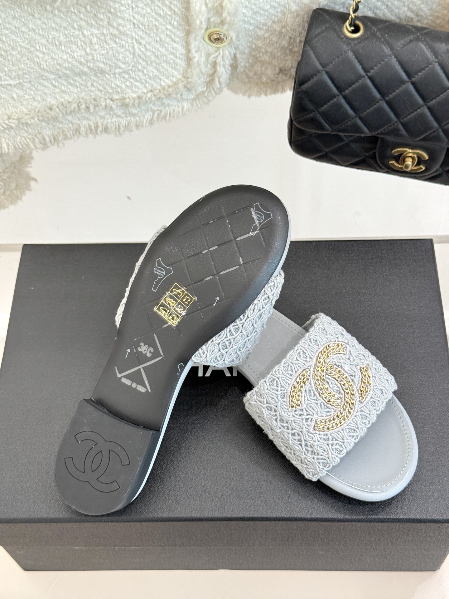 
CHANE*｜小香25。春夏新品
针织链条大双C拖鞋
以独特的针织鞋面打破常规
经典链条大双C标志 太