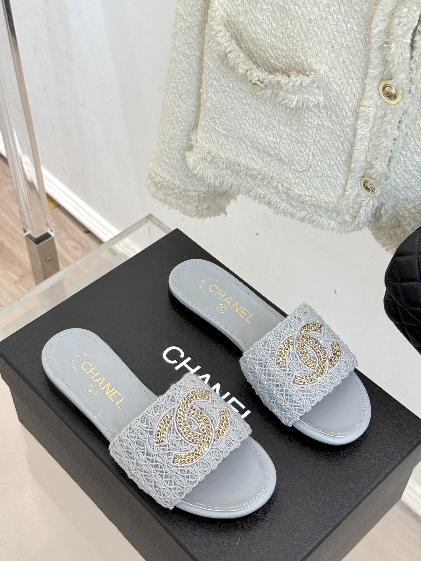 
CHANE*｜小香25。春夏新品
针织链条大双C拖鞋
以独特的针织鞋面打破常规
经典链条大双C标志 太