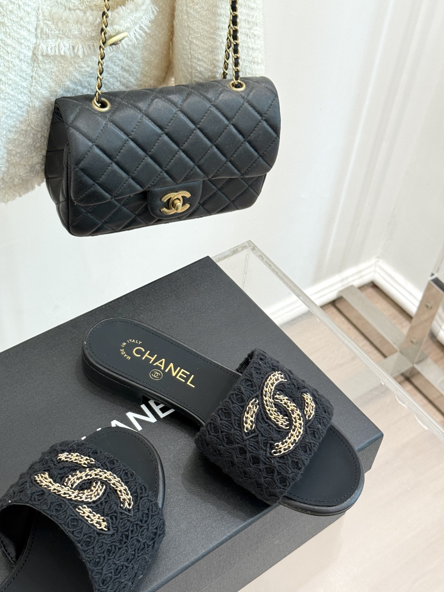 
CHANE*｜小香25。春夏新品
针织链条大双C拖鞋
以独特的针织鞋面打破常规
经典链条大双C标志 太
