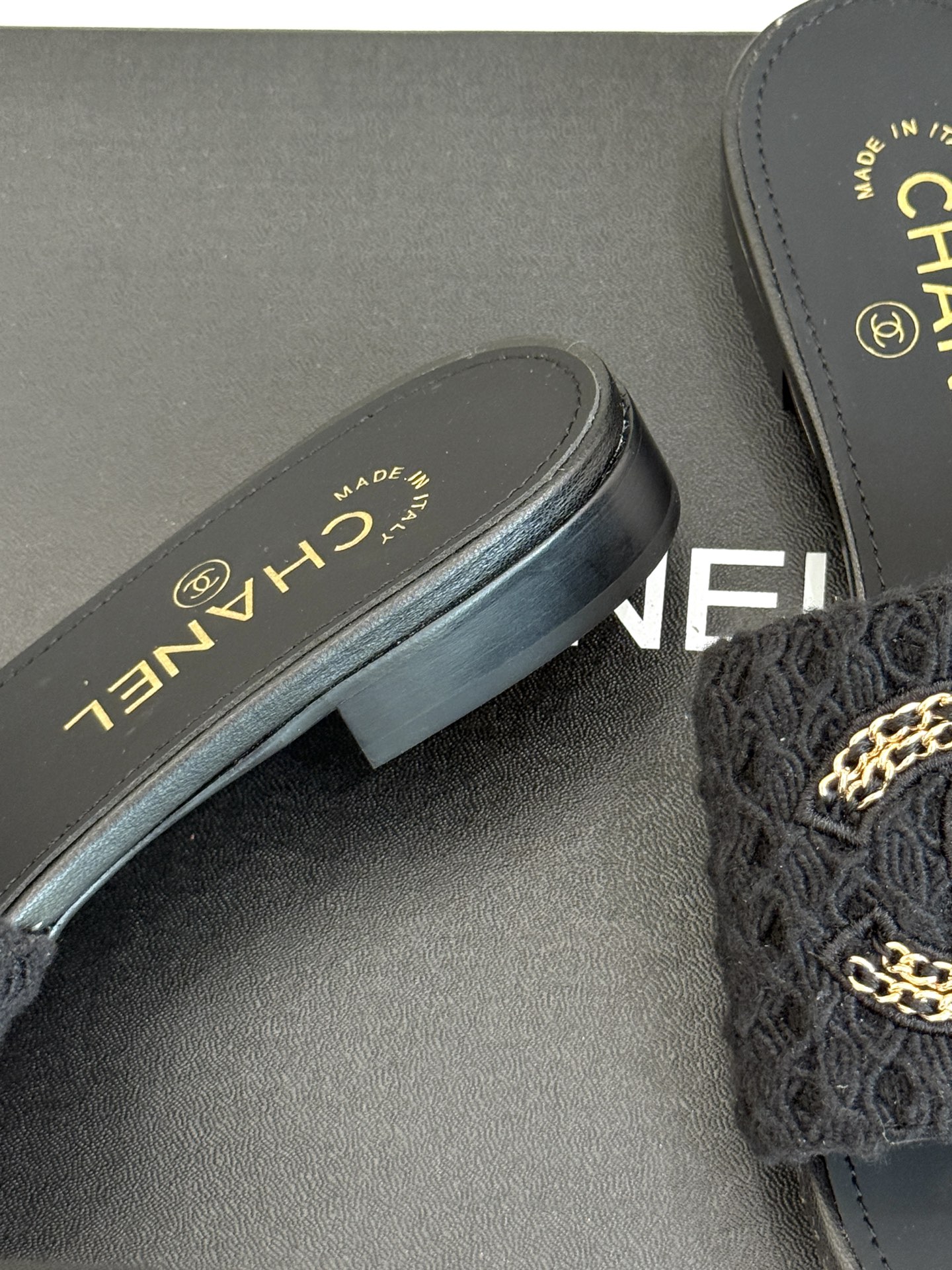 
CHANE*｜小香25。春夏新品
针织链条大双C拖鞋
以独特的针织鞋面打破常规
经典链条大双C标志 太