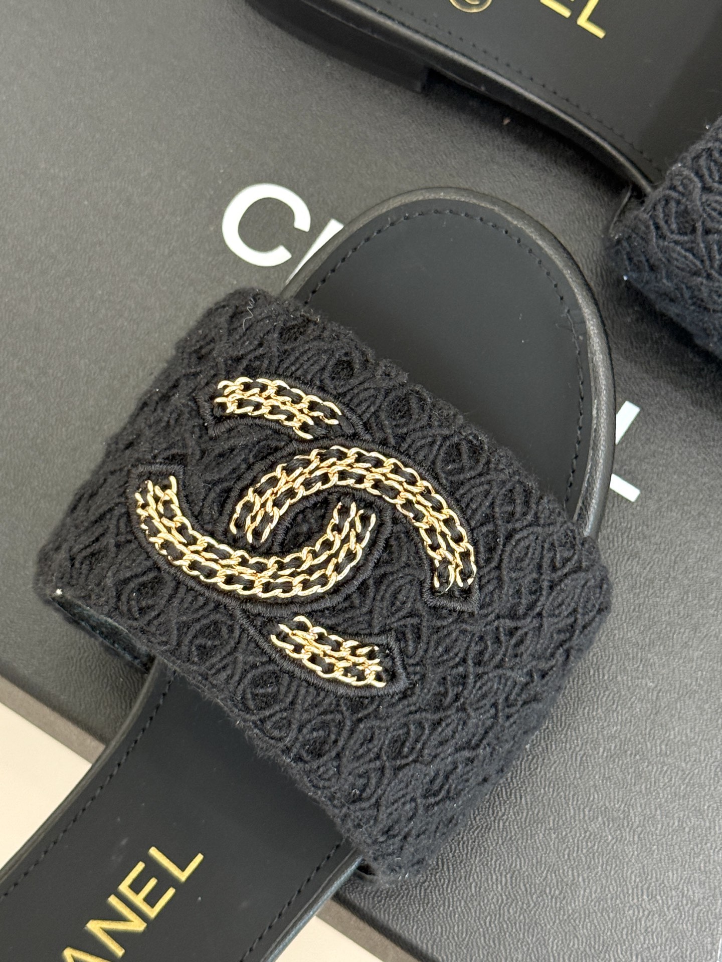 
CHANE*｜小香25。春夏新品
针织链条大双C拖鞋
以独特的针织鞋面打破常规
经典链条大双C标志 太