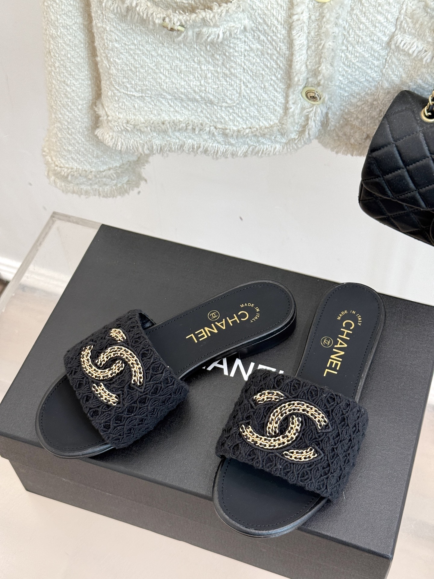 
CHANE*｜小香25。春夏新品
针织链条大双C拖鞋
以独特的针织鞋面打破常规
经典链条大双C标志 太
