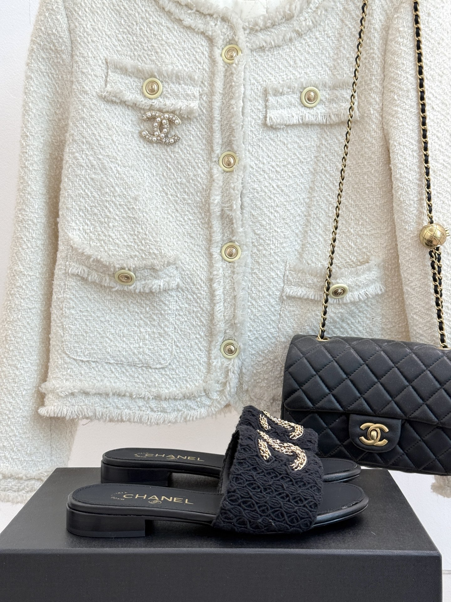 
CHANE*｜小香25。春夏新品
针织链条大双C拖鞋
以独特的针织鞋面打破常规
经典链条大双C标志 太