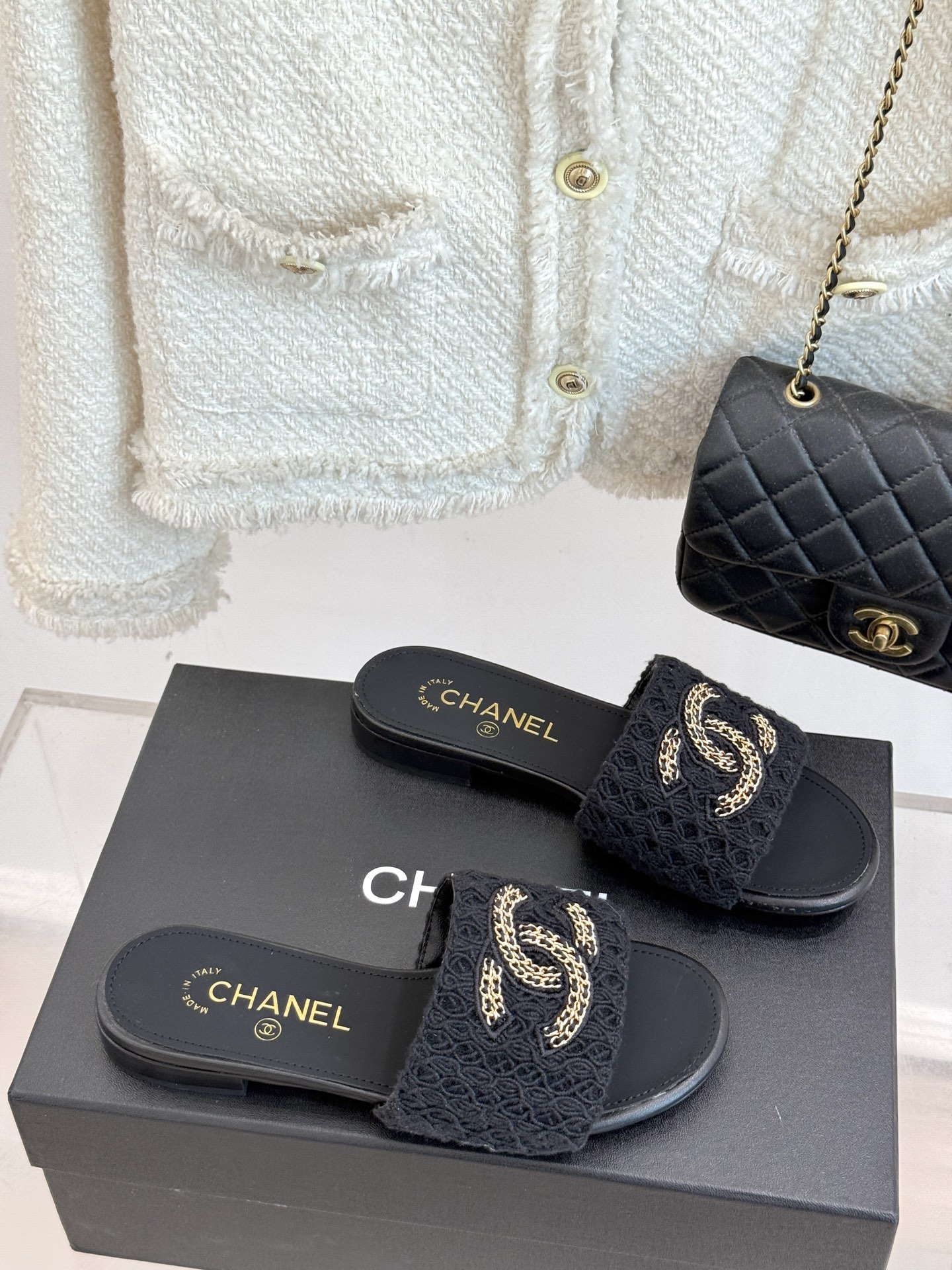 
CHANE*｜小香25。春夏新品
针织链条大双C拖鞋
以独特的针织鞋面打破常规
经典链条大双C标志 太