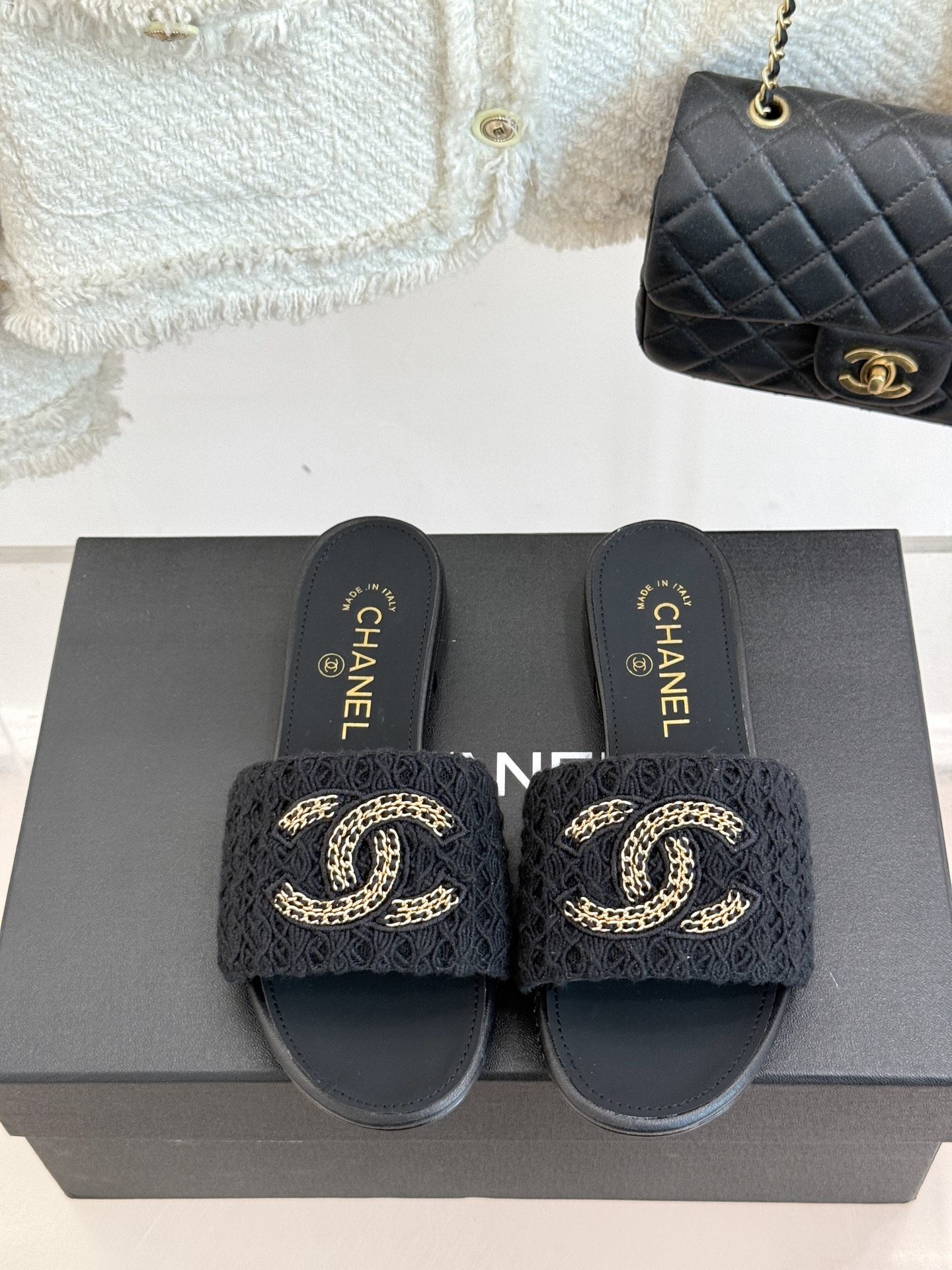 
CHANE*｜小香25。春夏新品
针织链条大双C拖鞋
以独特的针织鞋面打破常规
经典链条大双C标志 太