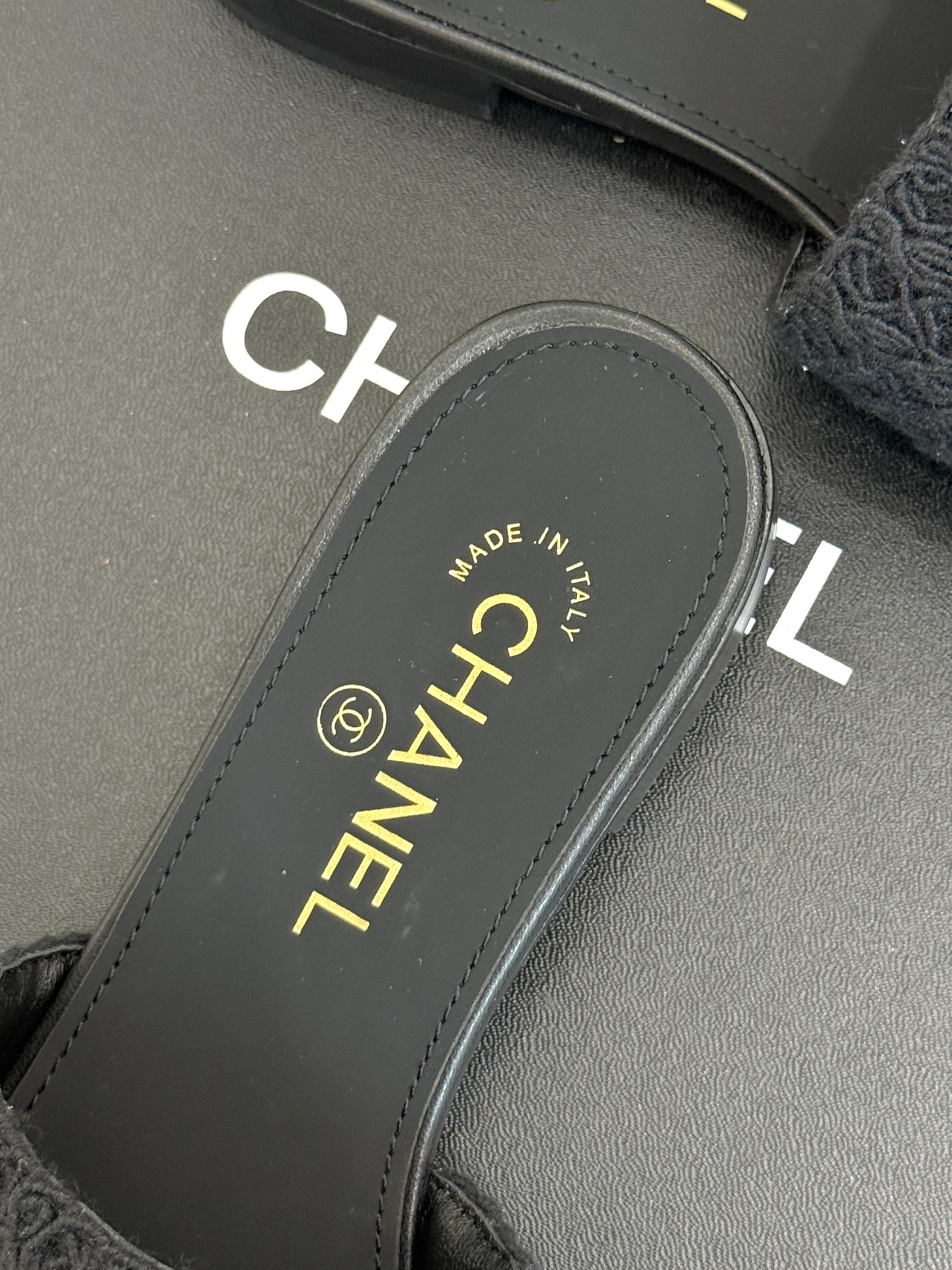 
CHANE*｜小香25。春夏新品
针织链条大双C拖鞋
以独特的针织鞋面打破常规
经典链条大双C标志 太