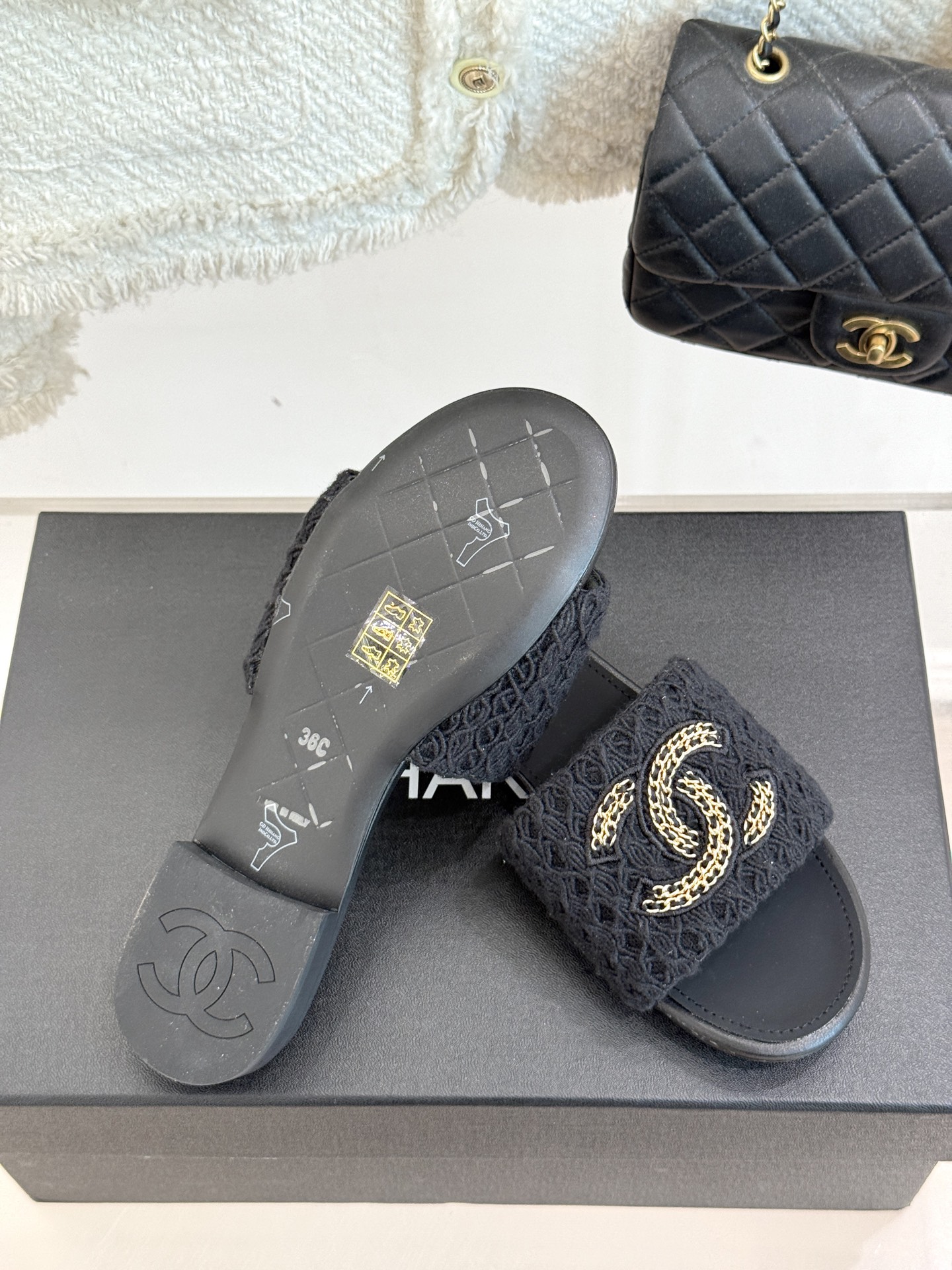 
CHANE*｜小香25。春夏新品
针织链条大双C拖鞋
以独特的针织鞋面打破常规
经典链条大双C标志 太