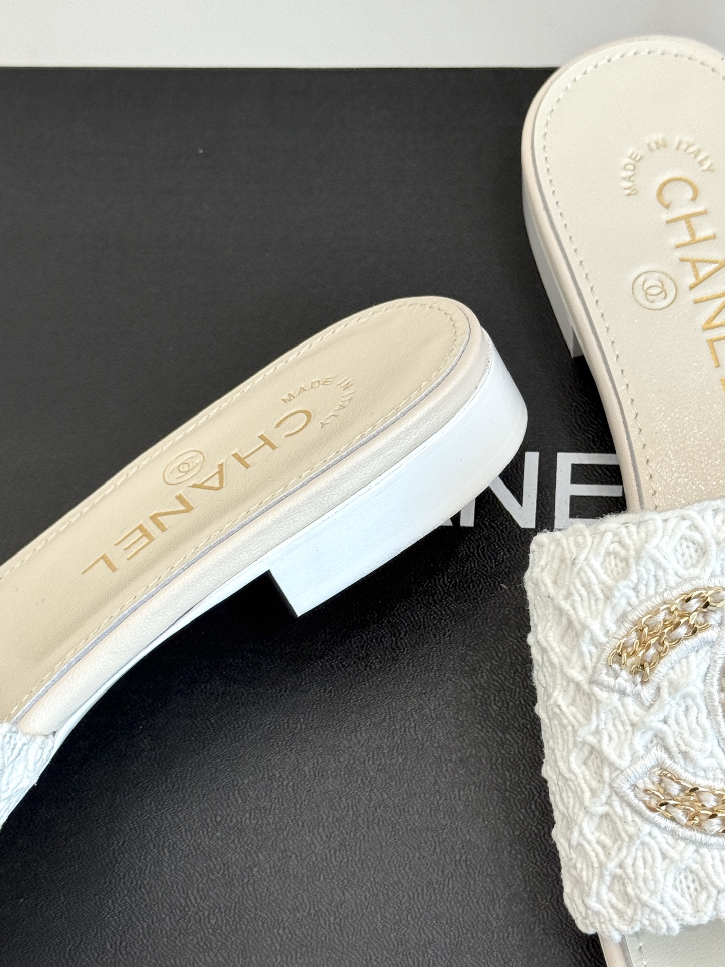 
CHANE*｜小香25。春夏新品
针织链条大双C拖鞋
以独特的针织鞋面打破常规
经典链条大双C标志 太