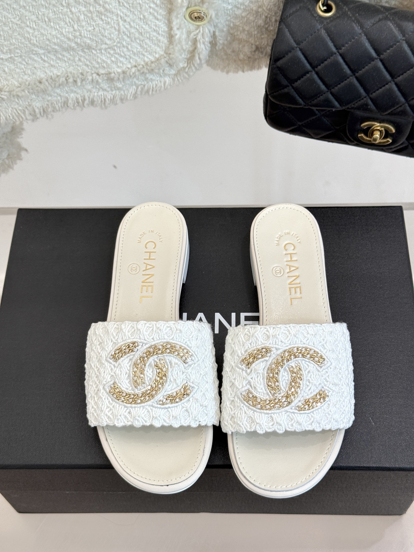 
CHANE*｜小香25。春夏新品
针织链条大双C拖鞋
以独特的针织鞋面打破常规
经典链条大双C标志 太
