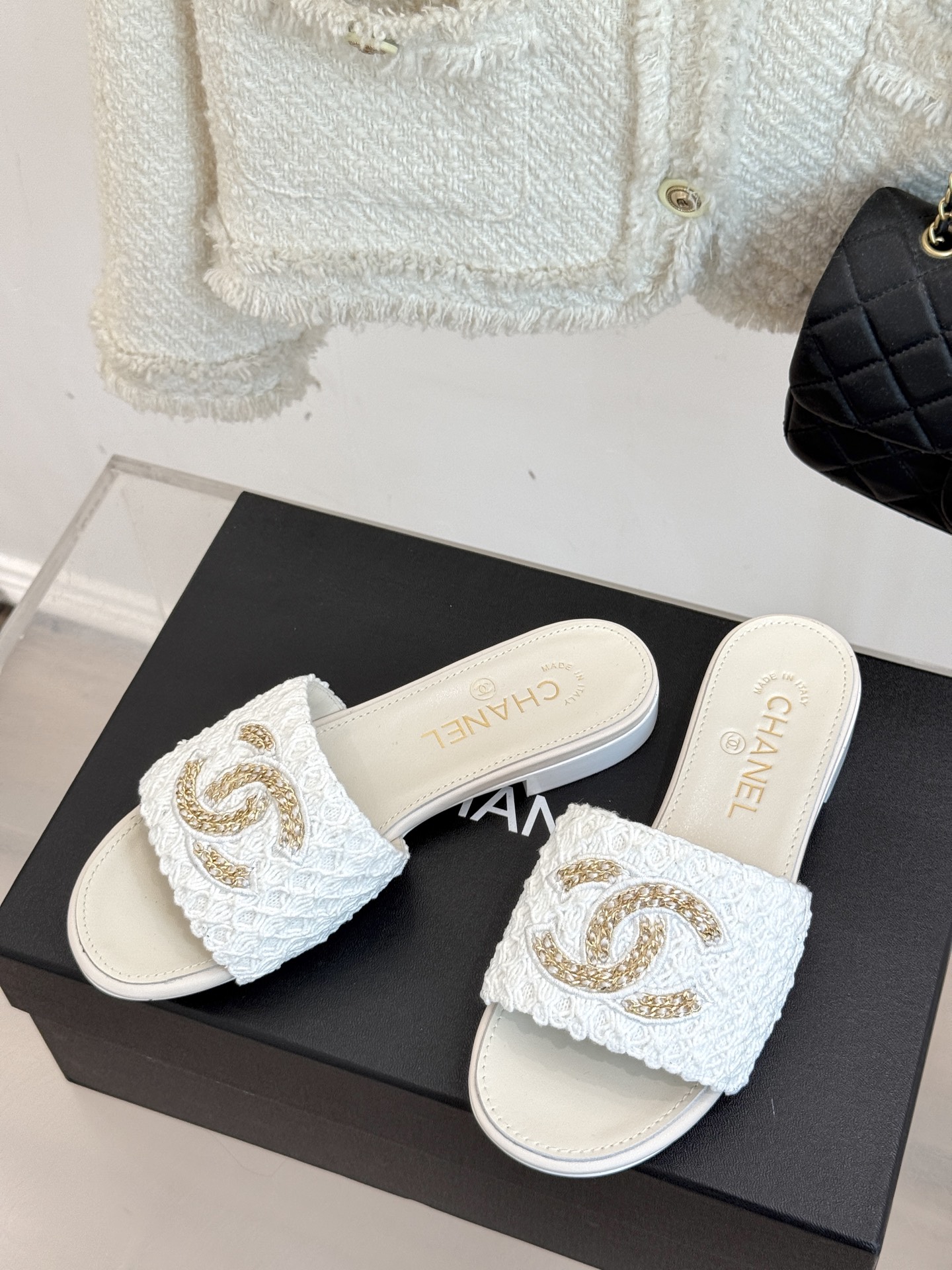 
CHANE*｜小香25。春夏新品
针织链条大双C拖鞋
以独特的针织鞋面打破常规
经典链条大双C标志 太