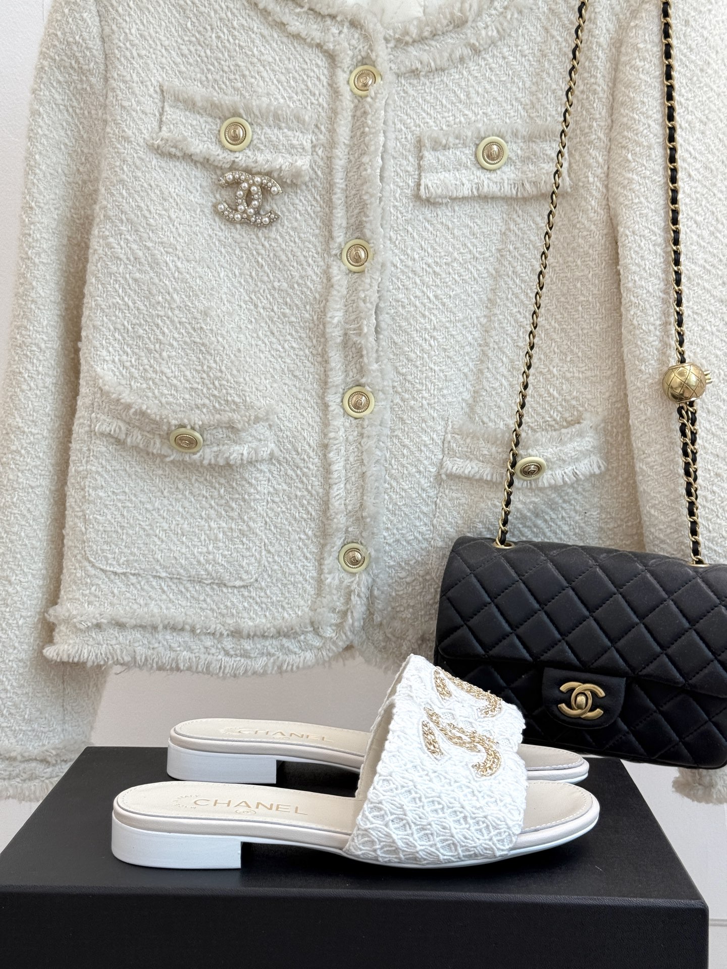 
CHANE*｜小香25。春夏新品
针织链条大双C拖鞋
以独特的针织鞋面打破常规
经典链条大双C标志 太