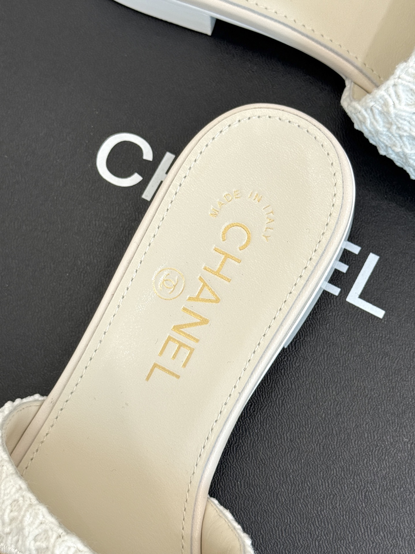 
CHANE*｜小香25。春夏新品
针织链条大双C拖鞋
以独特的针织鞋面打破常规
经典链条大双C标志 太