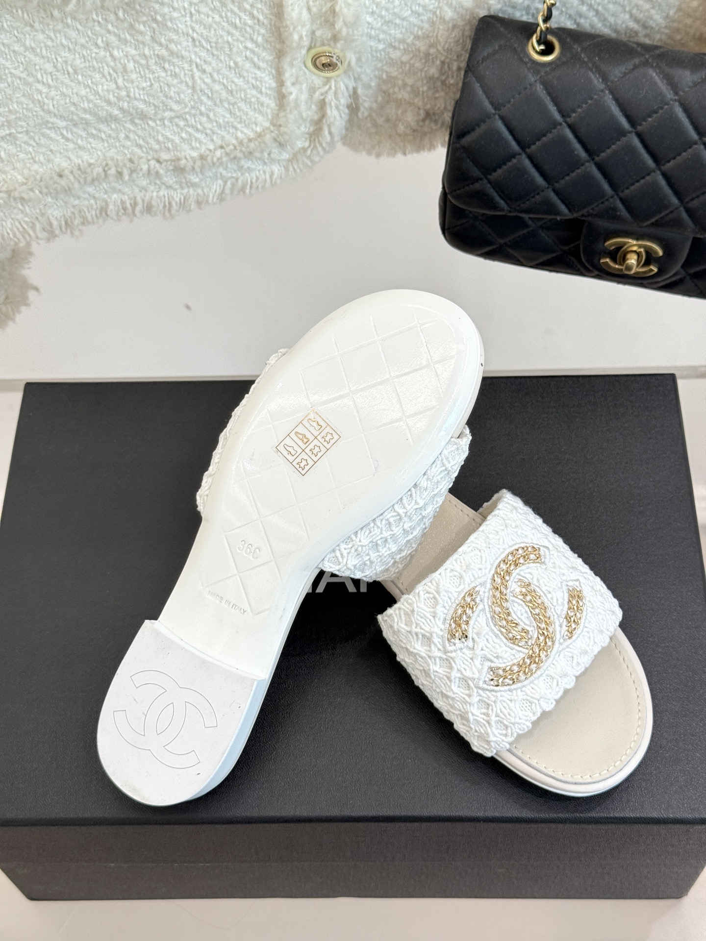 
CHANE*｜小香25。春夏新品
针织链条大双C拖鞋
以独特的针织鞋面打破常规
经典链条大双C标志 太