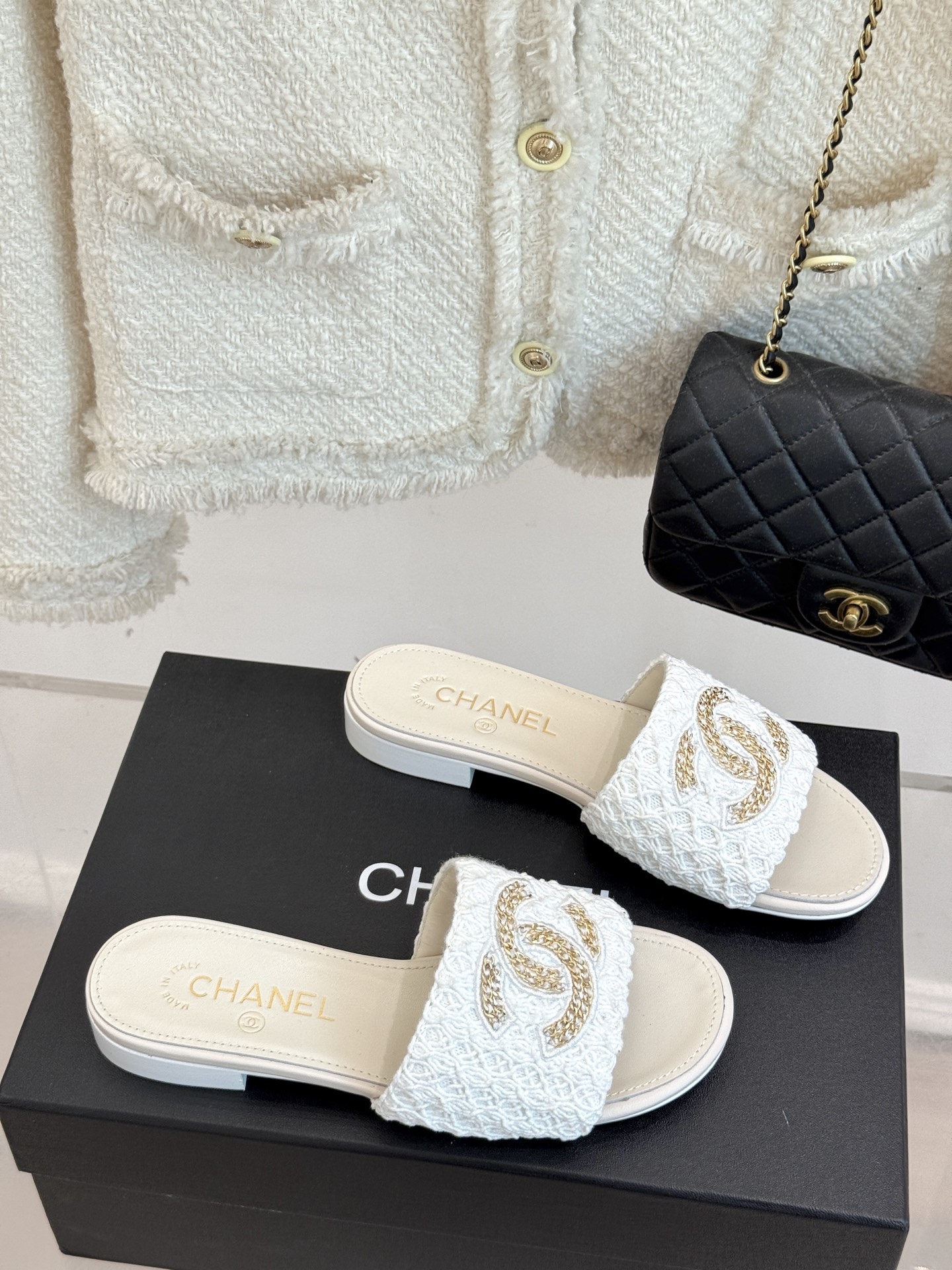 
CHANE*｜小香25。春夏新品
针织链条大双C拖鞋
以独特的针织鞋面打破常规
经典链条大双C标志 太