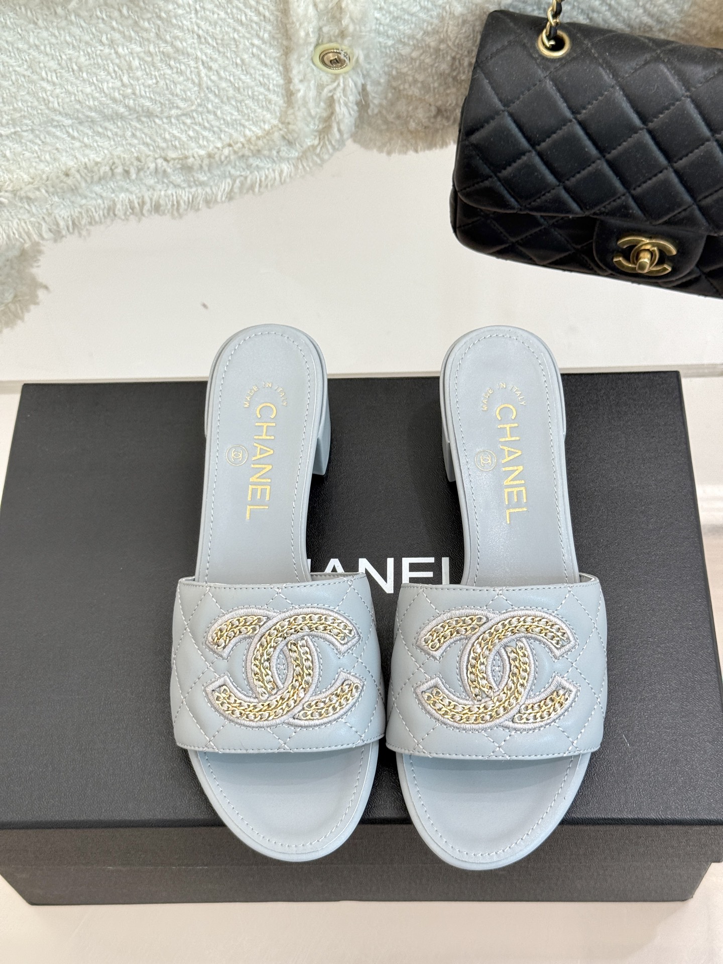 
CHANE*｜小香25。春夏新品
针织链条大双C拖鞋
以独特的针织鞋面打破常规
经典链条大双C标志 太