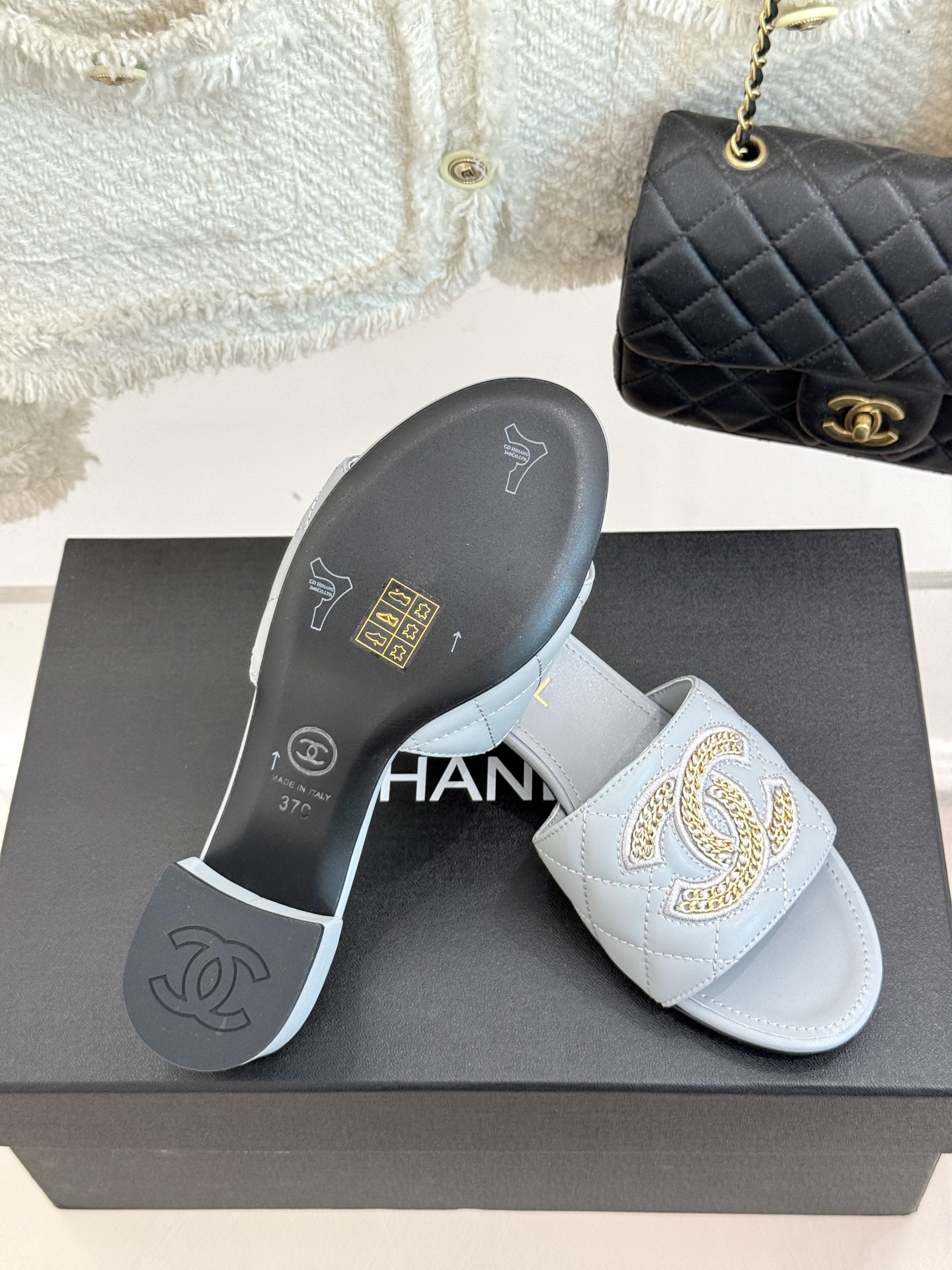 
CHANE*｜小香25。春夏新品
针织链条大双C拖鞋
以独特的针织鞋面打破常规
经典链条大双C标志 太