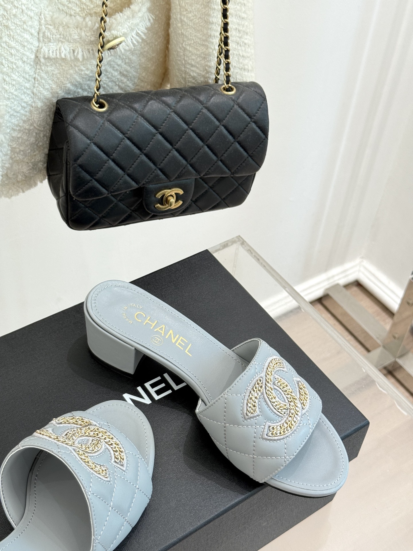 
CHANE*｜小香25。春夏新品
针织链条大双C拖鞋
以独特的针织鞋面打破常规
经典链条大双C标志 太
