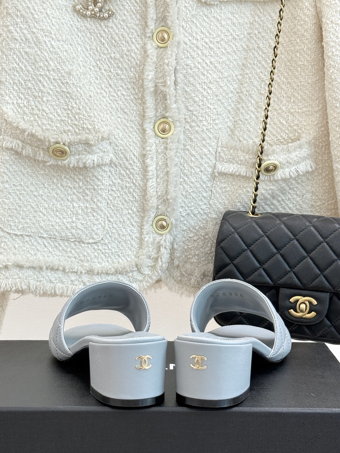 
CHANE*｜小香25。春夏新品
针织链条大双C拖鞋
以独特的针织鞋面打破常规
经典链条大双C标志 太