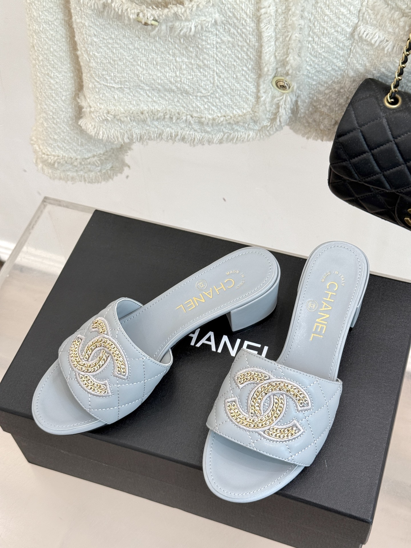 
CHANE*｜小香25。春夏新品
针织链条大双C拖鞋
以独特的针织鞋面打破常规
经典链条大双C标志 太