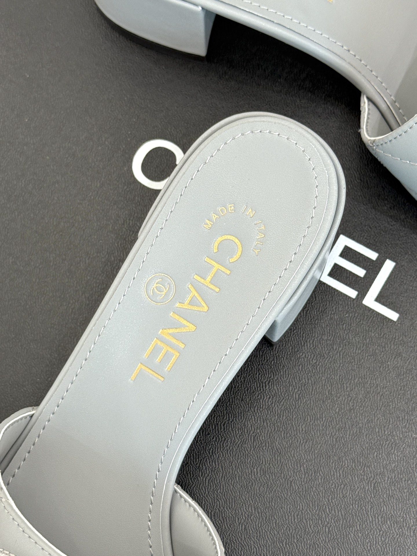 
CHANE*｜小香25。春夏新品
针织链条大双C拖鞋
以独特的针织鞋面打破常规
经典链条大双C标志 太