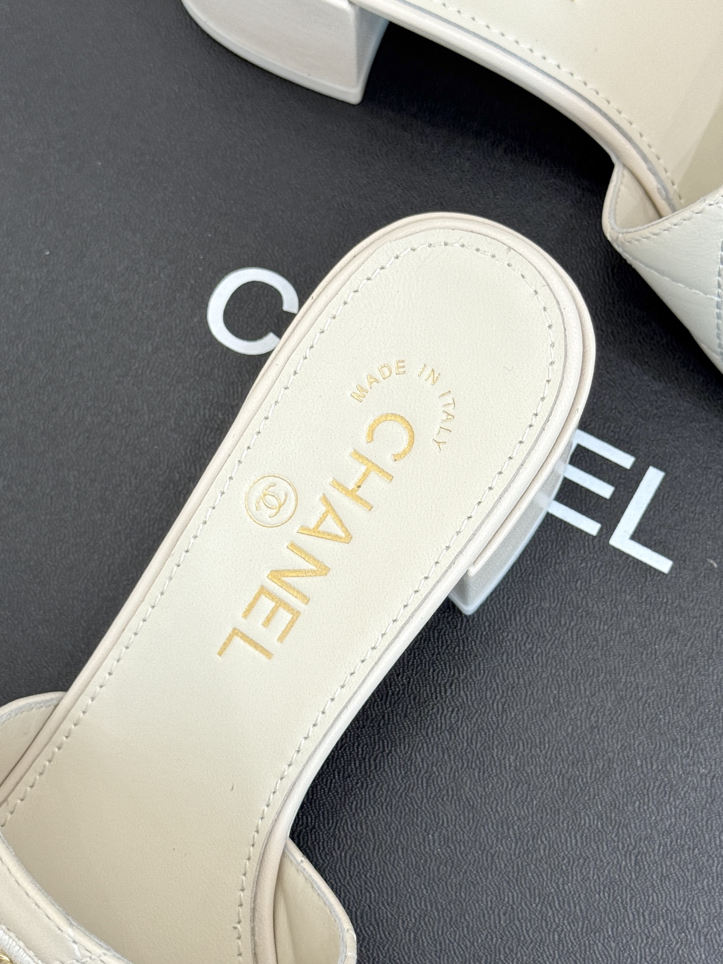 
CHANE*｜小香25。春夏新品
针织链条大双C拖鞋
以独特的针织鞋面打破常规
经典链条大双C标志 太