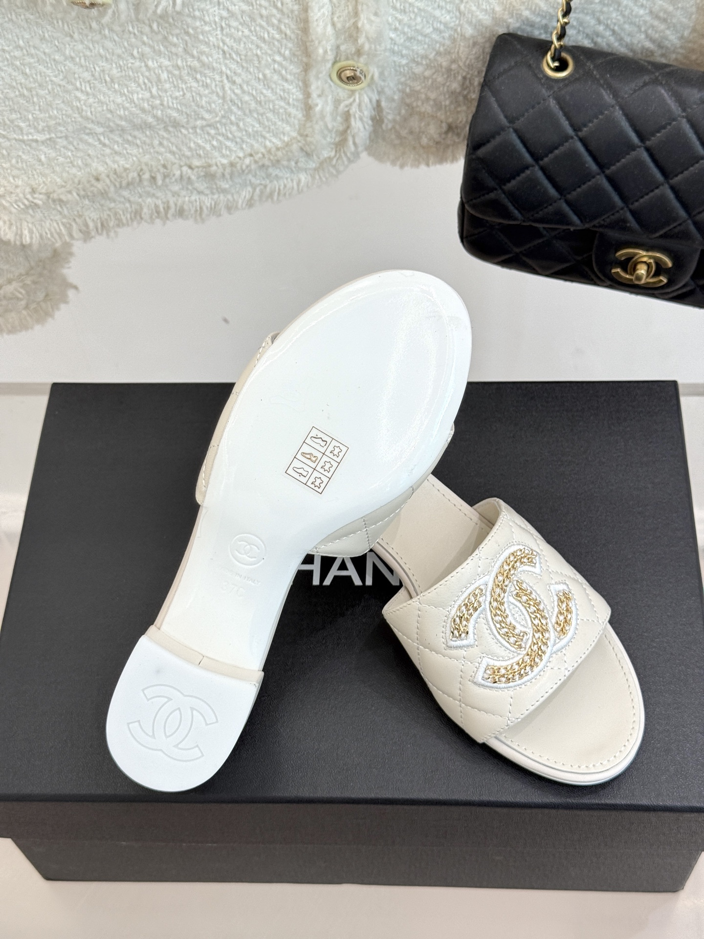 
CHANE*｜小香25。春夏新品
针织链条大双C拖鞋
以独特的针织鞋面打破常规
经典链条大双C标志 太