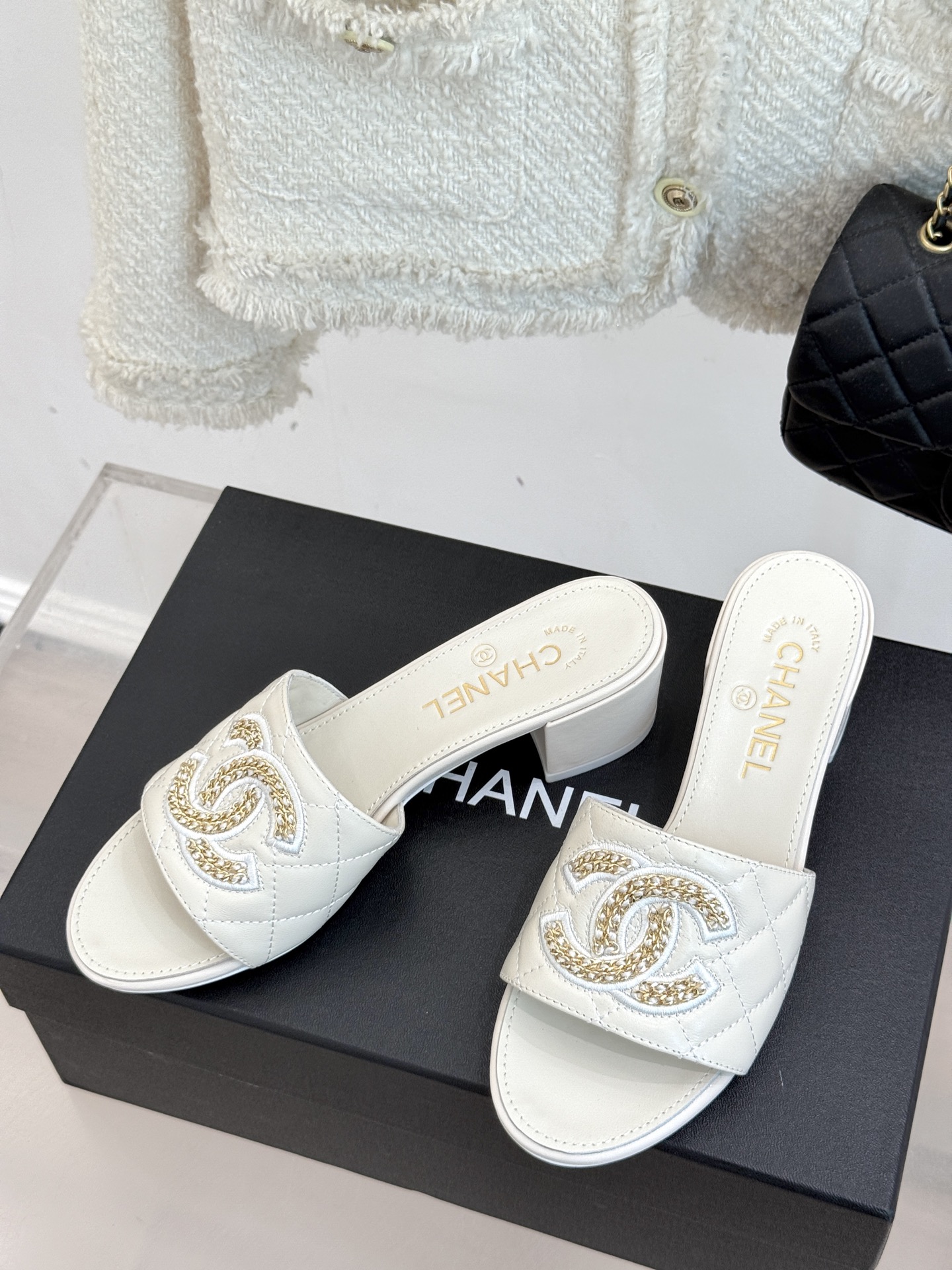 
CHANE*｜小香25。春夏新品
针织链条大双C拖鞋
以独特的针织鞋面打破常规
经典链条大双C标志 太