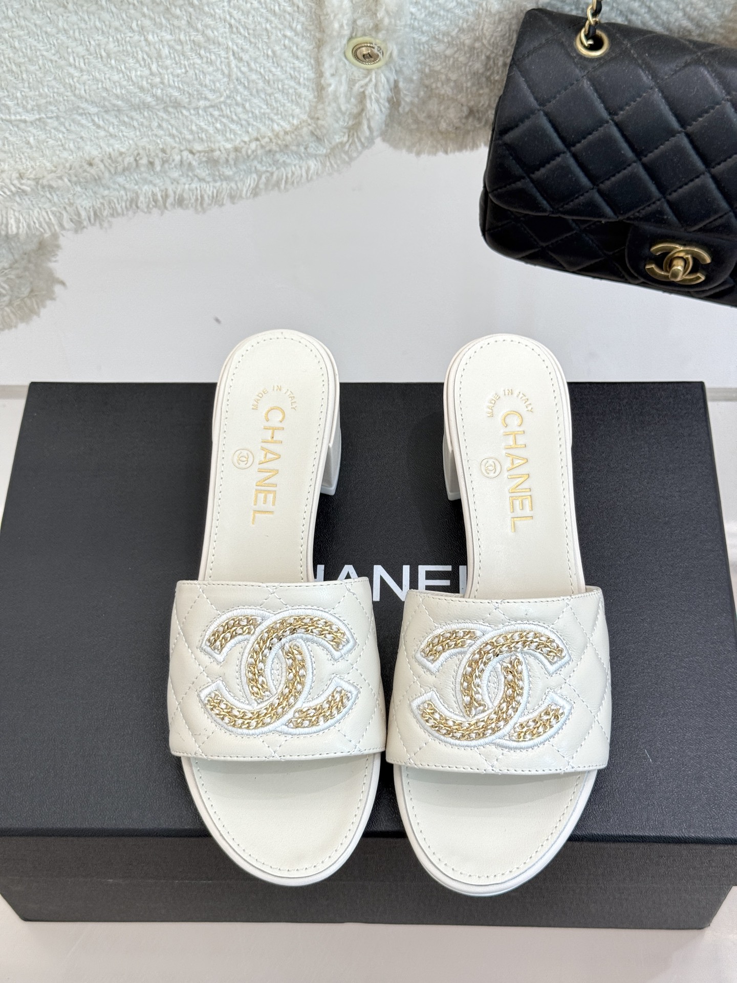 
CHANE*｜小香25。春夏新品
针织链条大双C拖鞋
以独特的针织鞋面打破常规
经典链条大双C标志 太