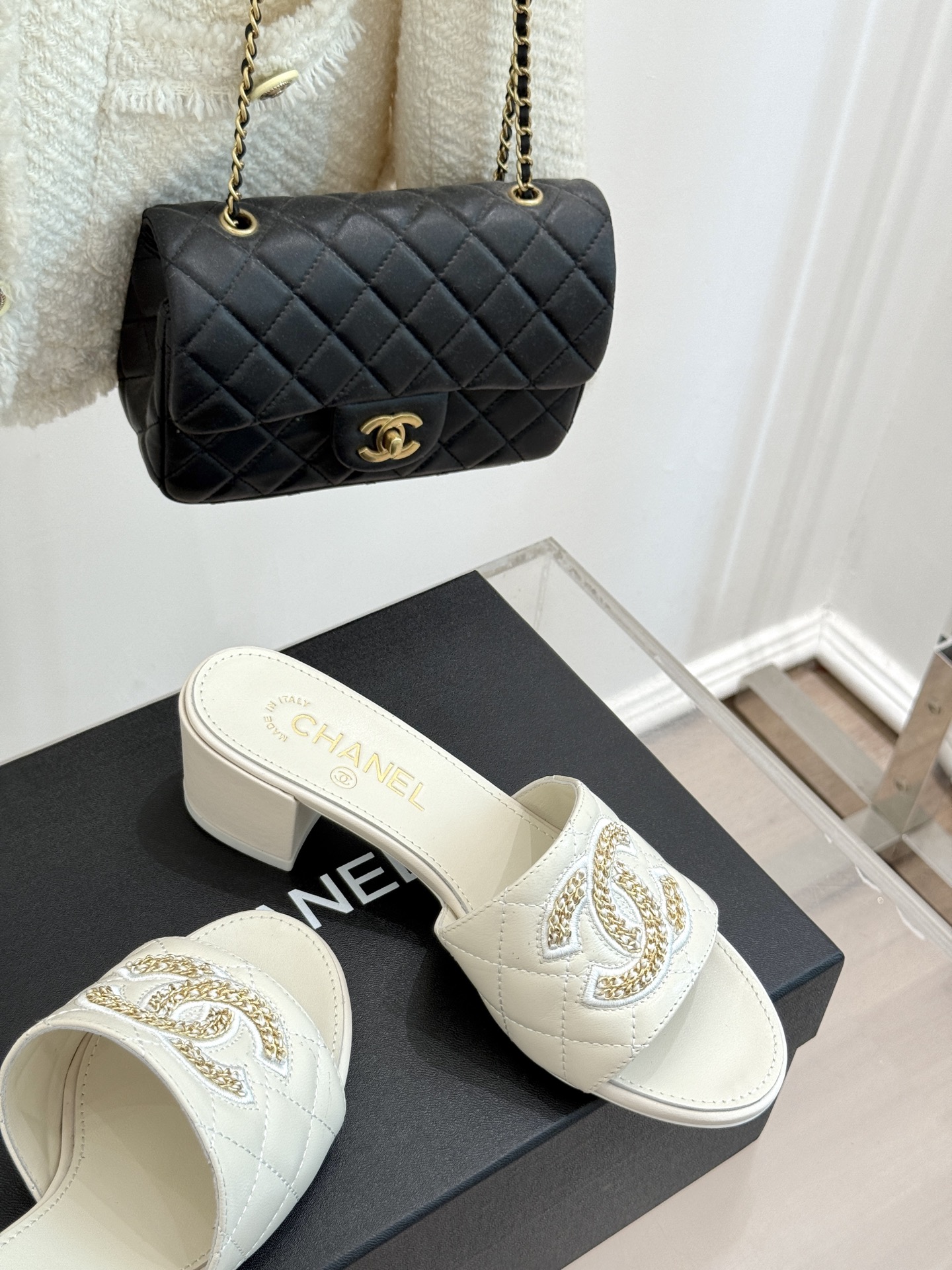 
CHANE*｜小香25。春夏新品
针织链条大双C拖鞋
以独特的针织鞋面打破常规
经典链条大双C标志 太