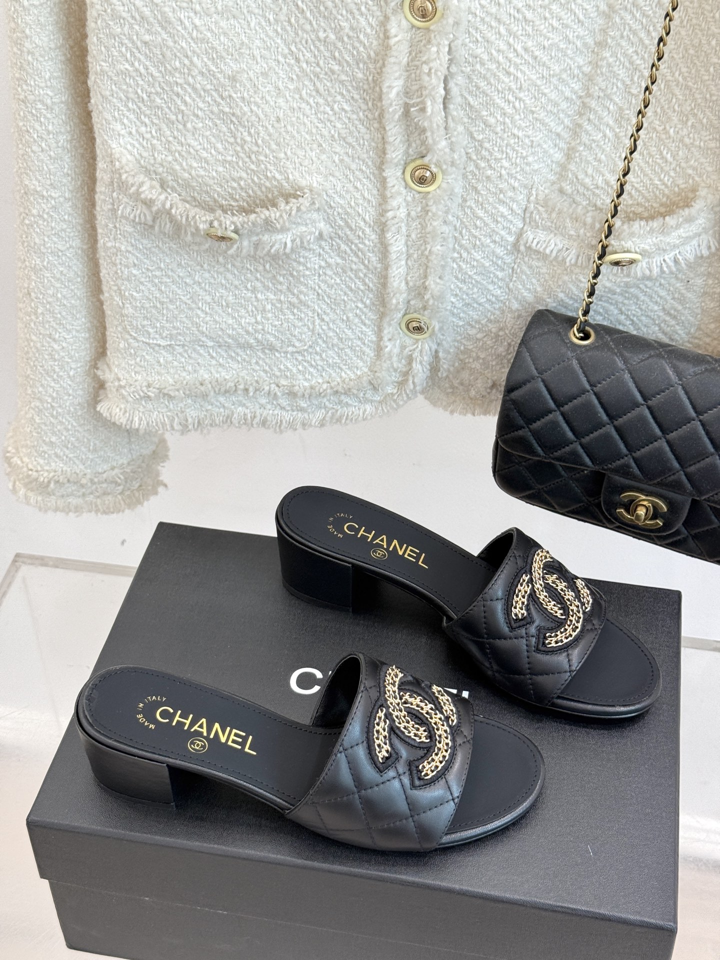 
CHANE*｜小香25。春夏新品
针织链条大双C拖鞋
以独特的针织鞋面打破常规
经典链条大双C标志 太