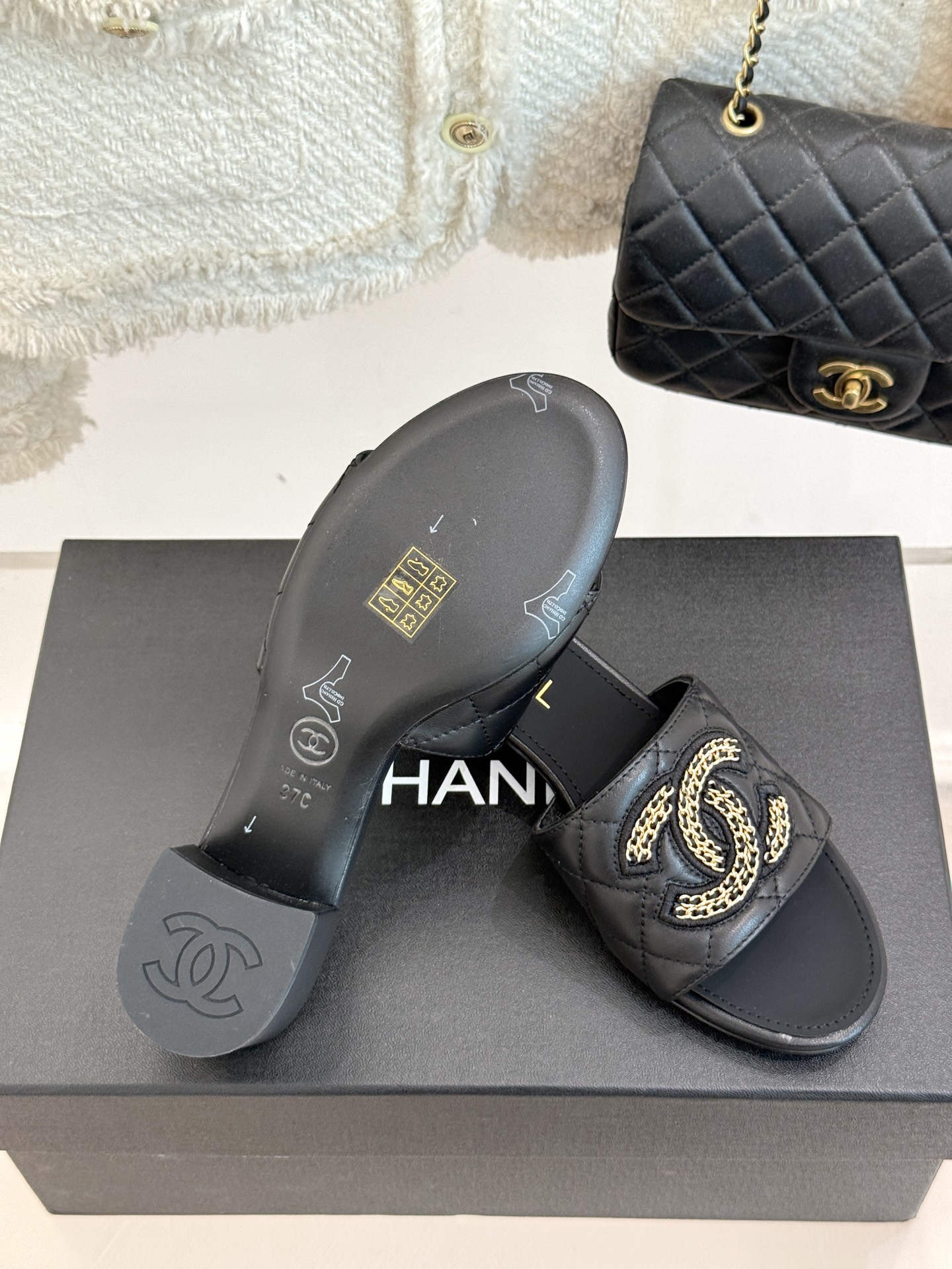 
CHANE*｜小香25。春夏新品
针织链条大双C拖鞋
以独特的针织鞋面打破常规
经典链条大双C标志 太