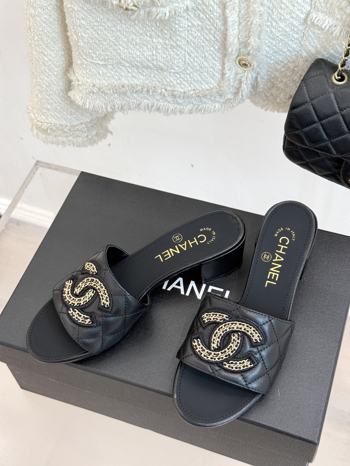 
CHANE*｜小香25。春夏新品
针织链条大双C拖鞋
以独特的针织鞋面打破常规
经典链条大双C标志 太