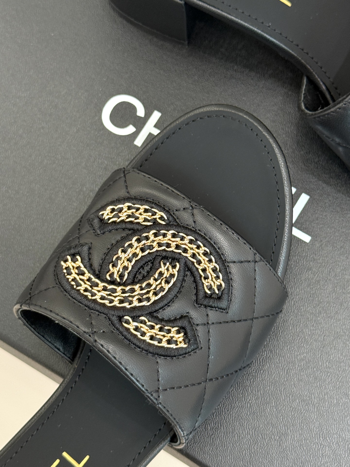 
CHANE*｜小香25。春夏新品
针织链条大双C拖鞋
以独特的针织鞋面打破常规
经典链条大双C标志 太