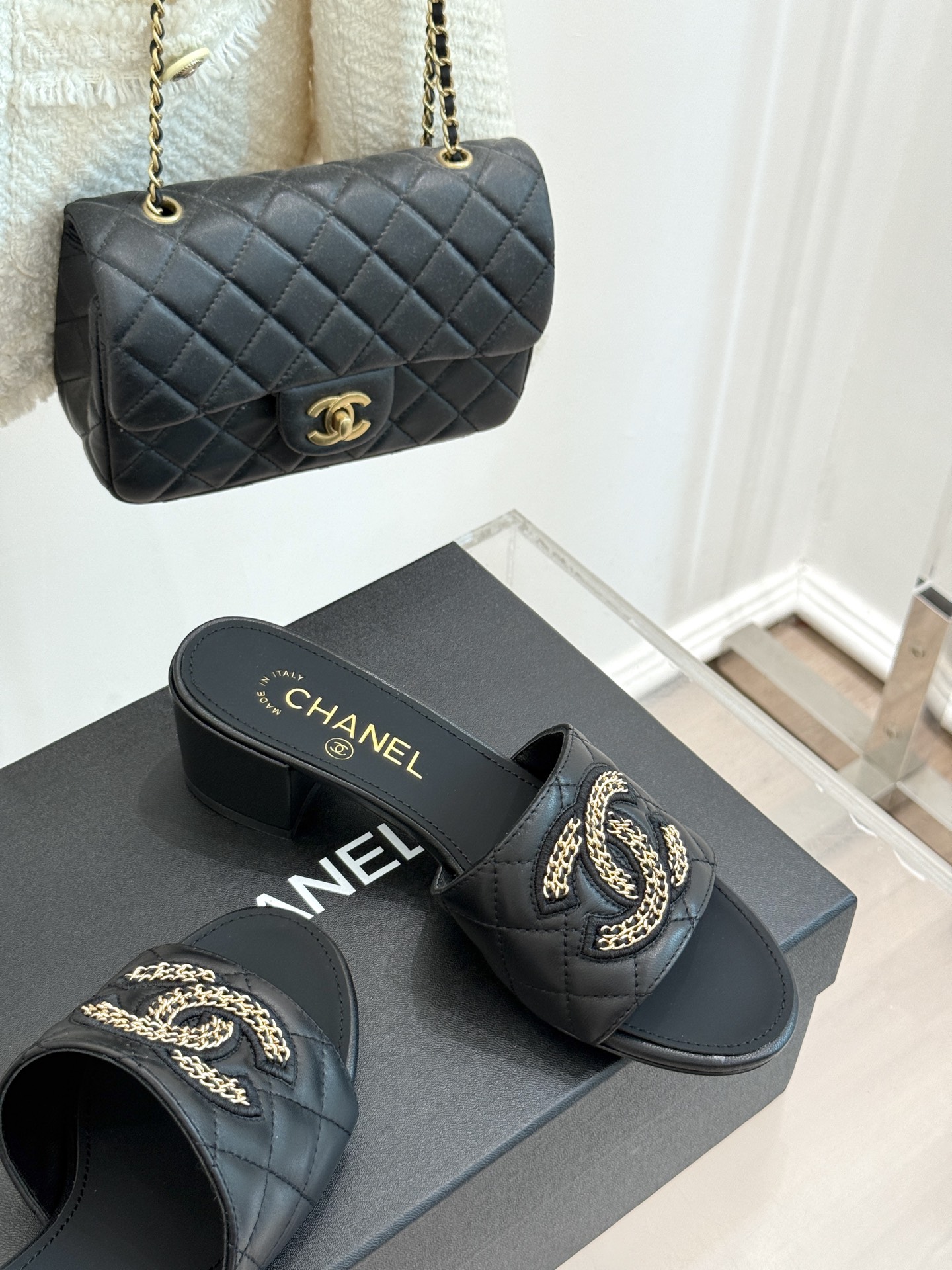 
CHANE*｜小香25。春夏新品
针织链条大双C拖鞋
以独特的针织鞋面打破常规
经典链条大双C标志 太
