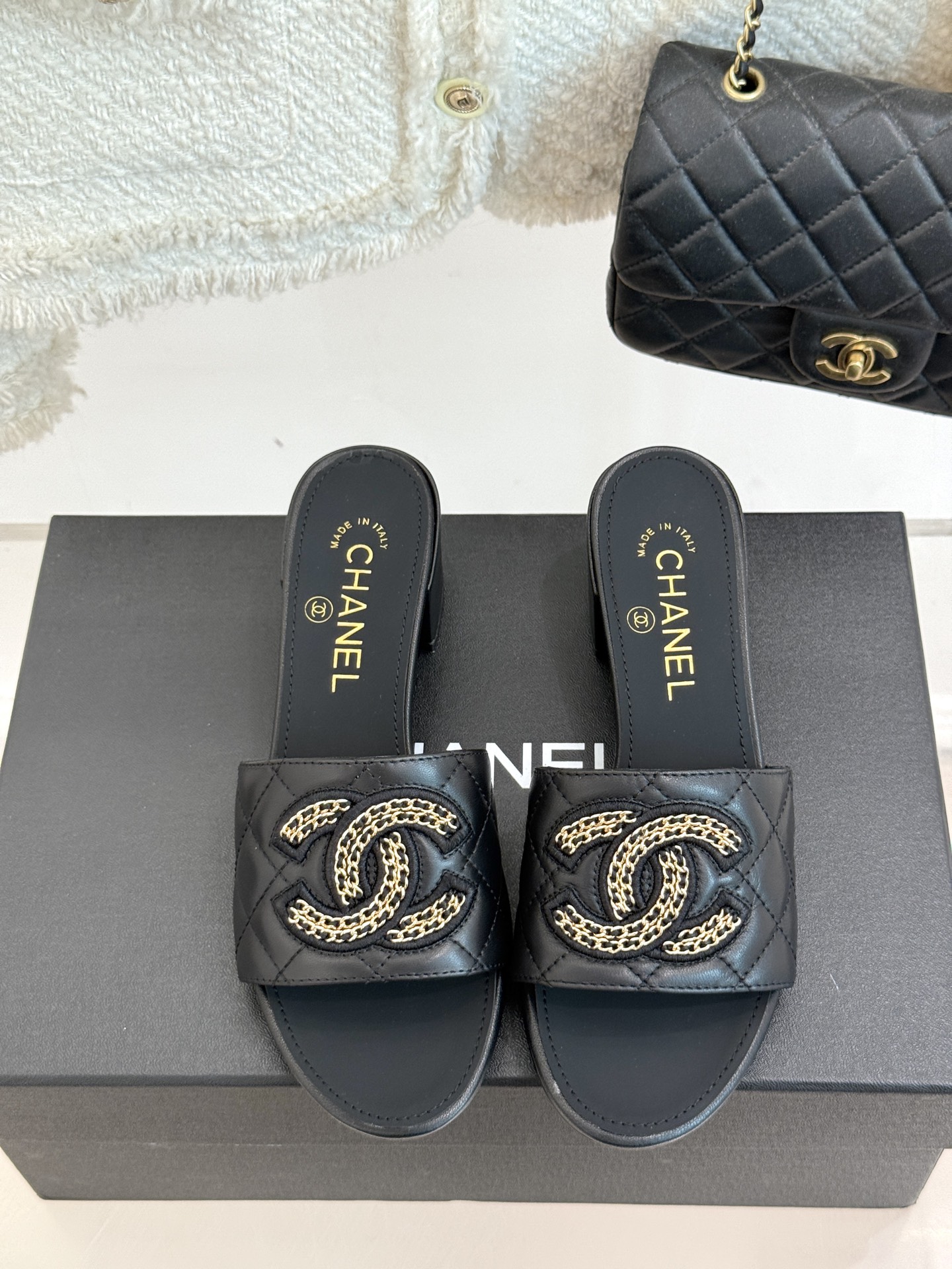 
CHANE*｜小香25。春夏新品
针织链条大双C拖鞋
以独特的针织鞋面打破常规
经典链条大双C标志 太