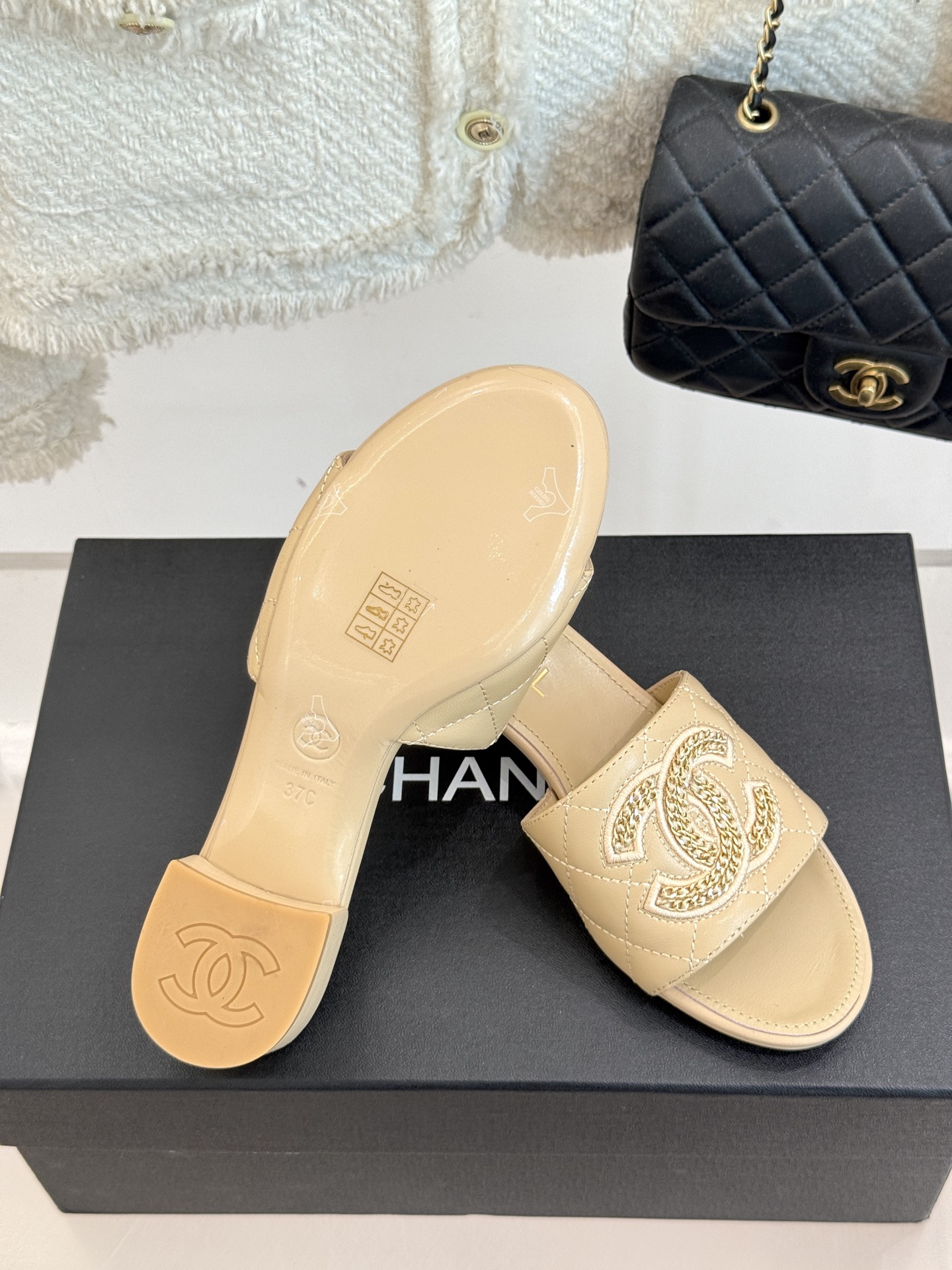 
CHANE*｜小香25。春夏新品
针织链条大双C拖鞋
以独特的针织鞋面打破常规
经典链条大双C标志 太