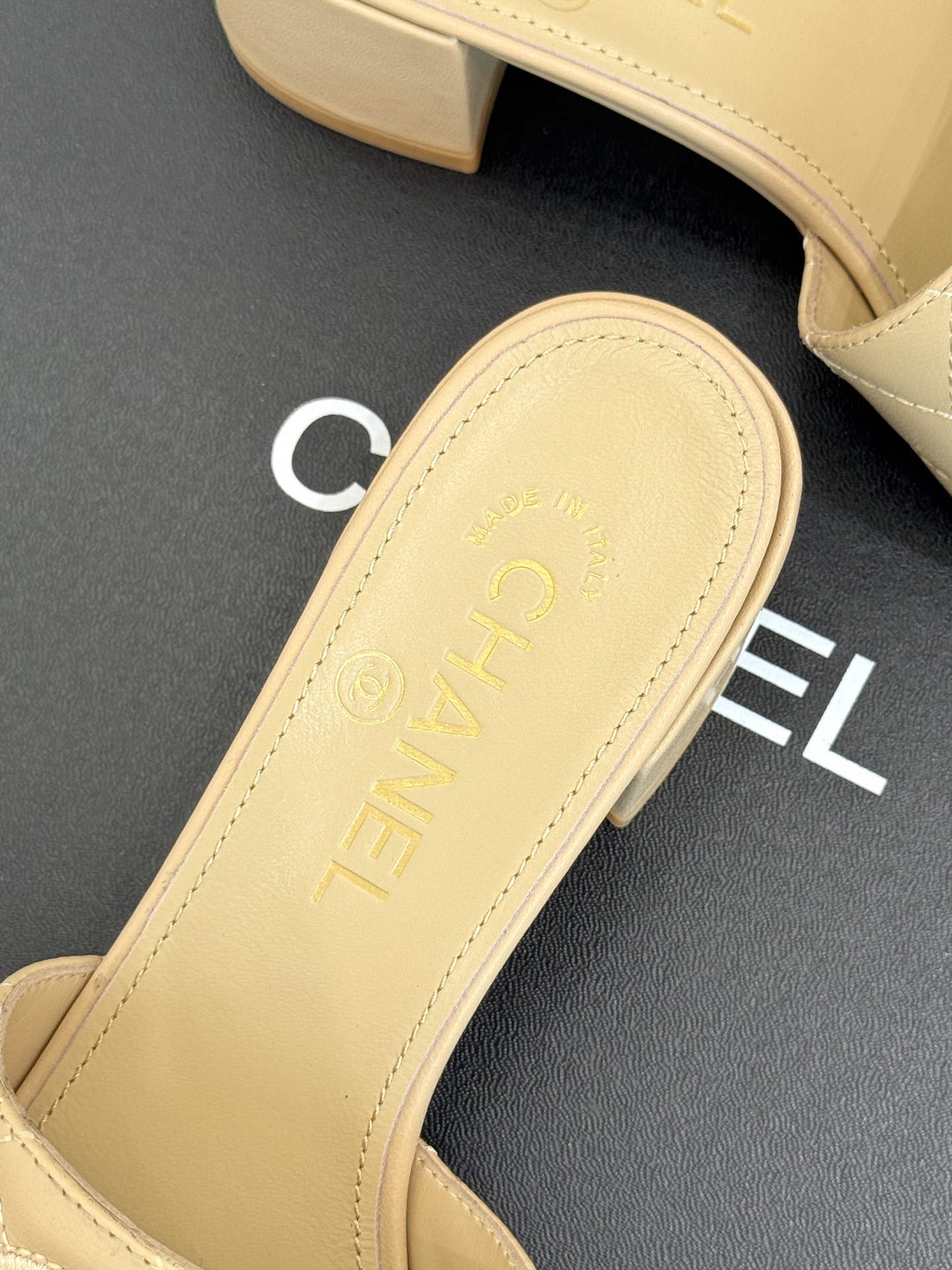
CHANE*｜小香25。春夏新品
针织链条大双C拖鞋
以独特的针织鞋面打破常规
经典链条大双C标志 太