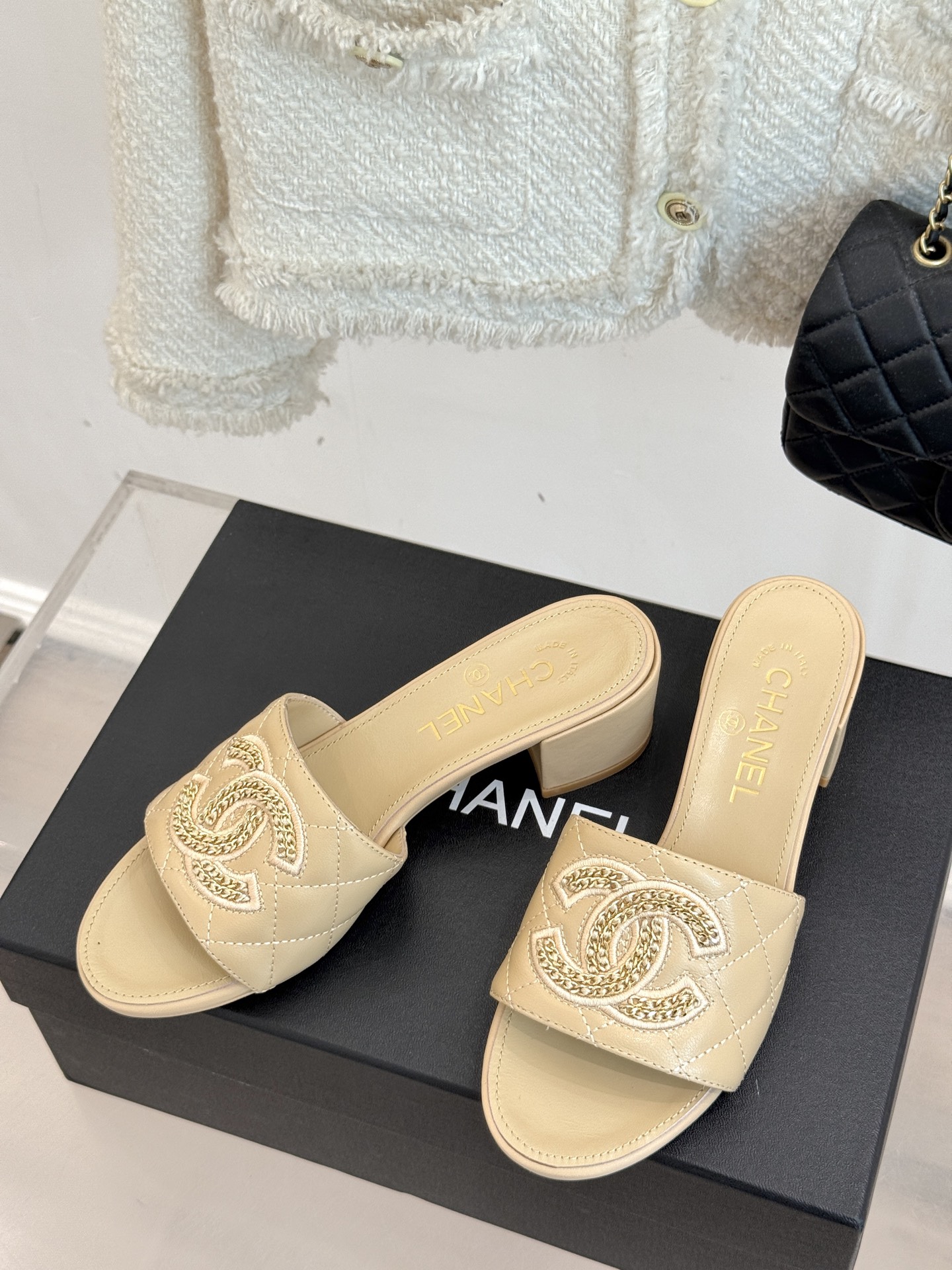 
CHANE*｜小香25。春夏新品
针织链条大双C拖鞋
以独特的针织鞋面打破常规
经典链条大双C标志 太
