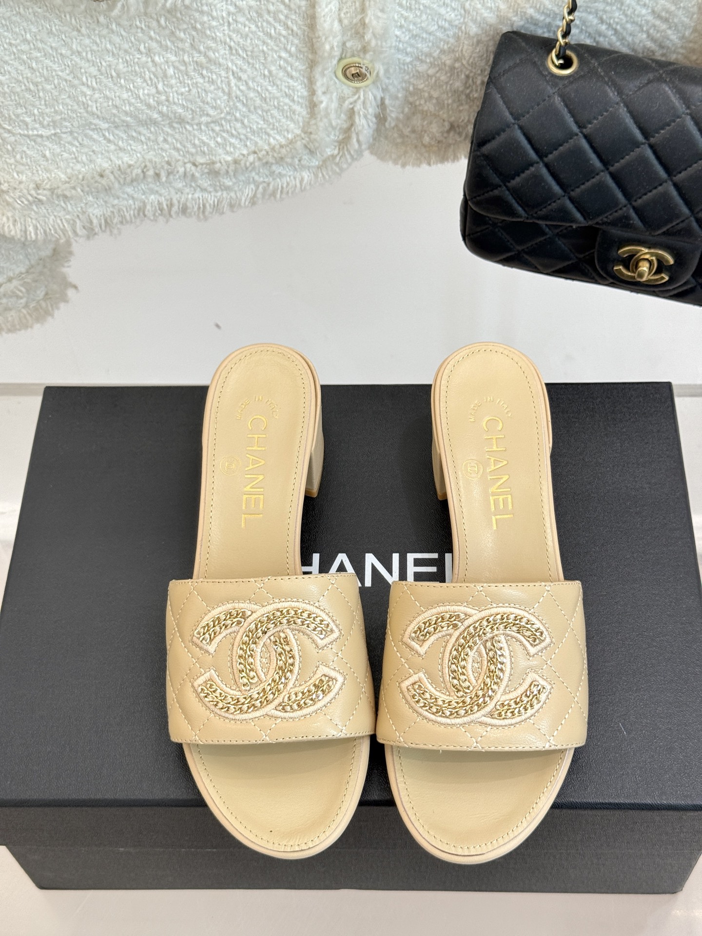 
CHANE*｜小香25。春夏新品
针织链条大双C拖鞋
以独特的针织鞋面打破常规
经典链条大双C标志 太