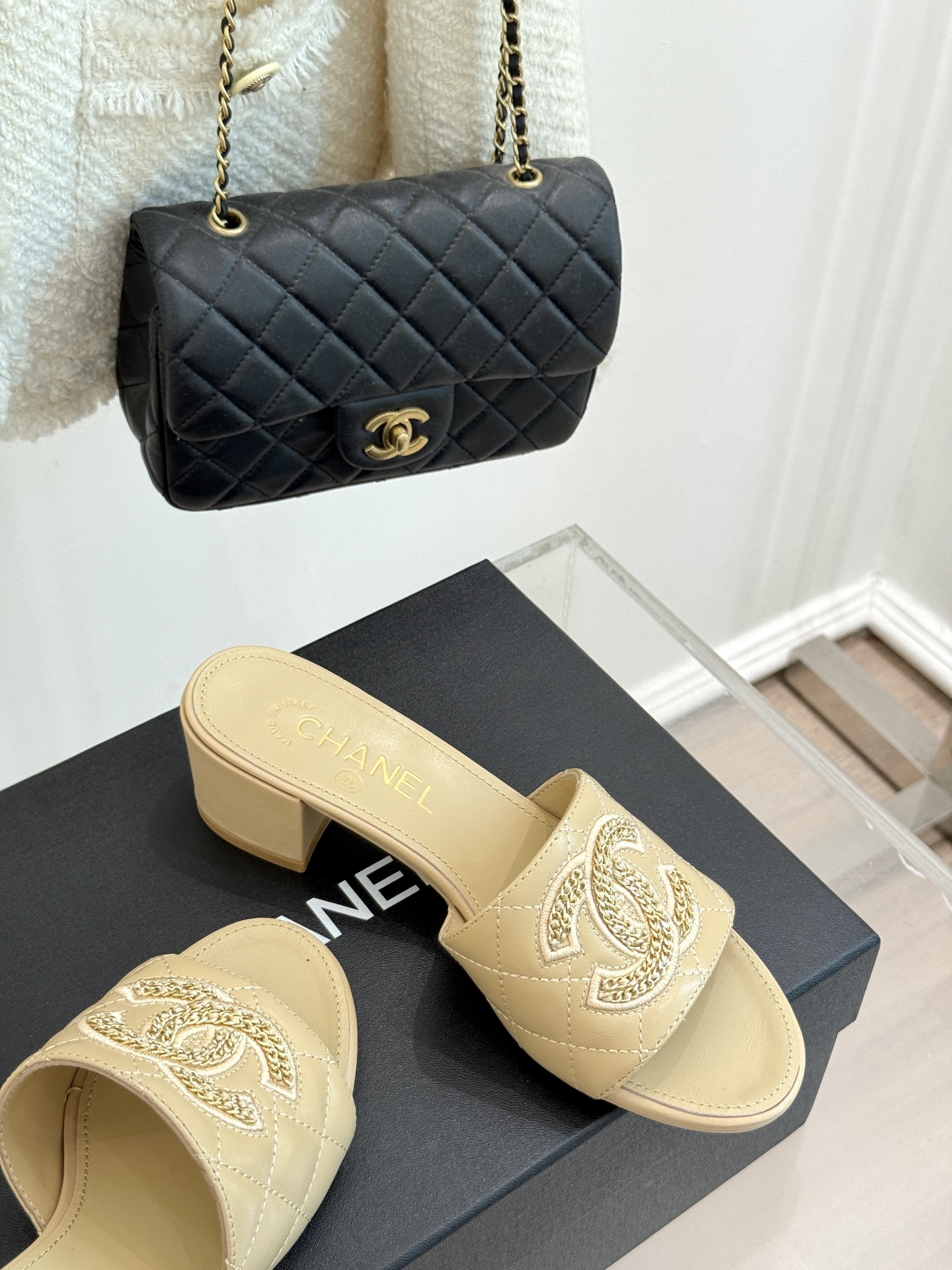 
CHANE*｜小香25。春夏新品
针织链条大双C拖鞋
以独特的针织鞋面打破常规
经典链条大双C标志 太